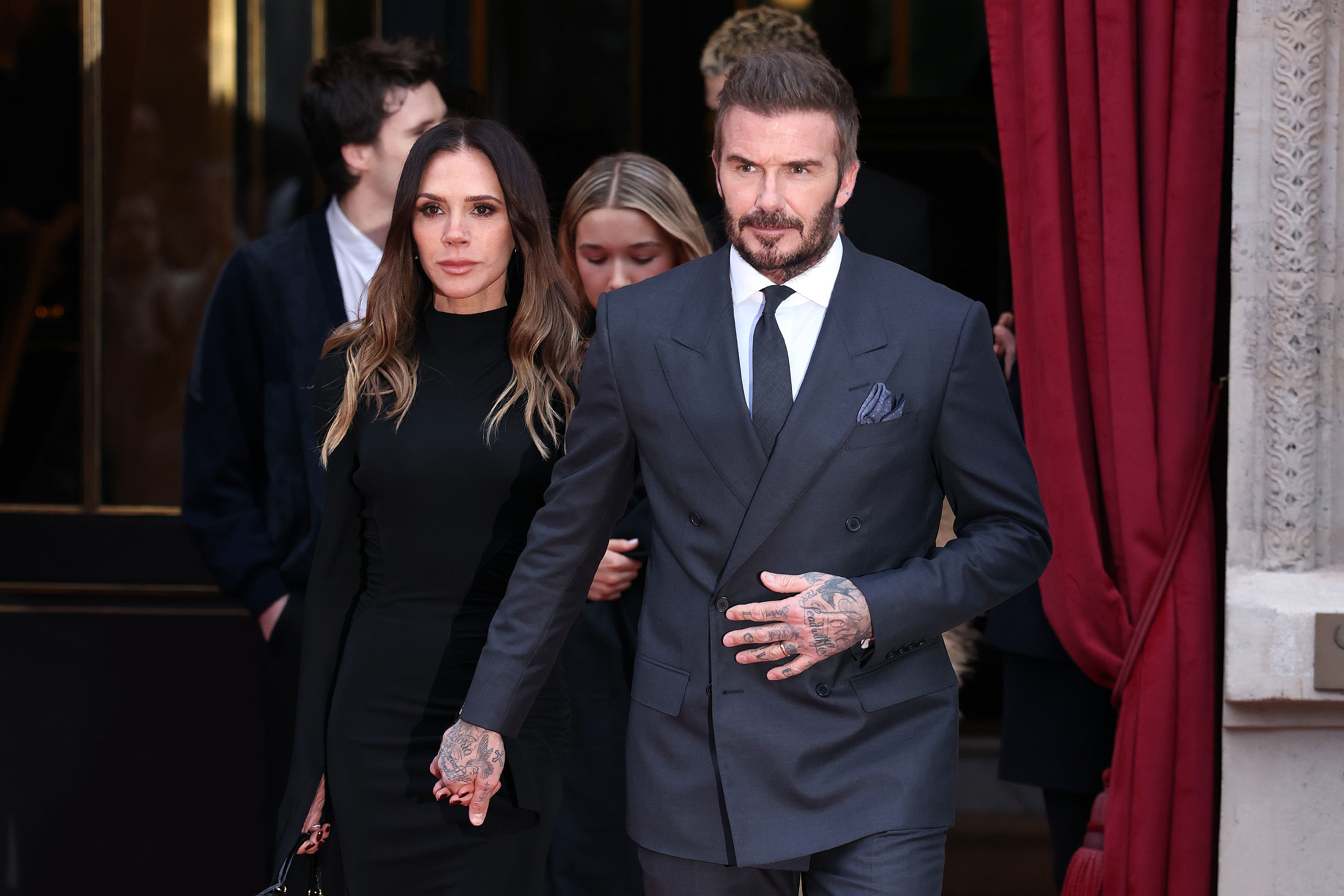 Victoria et David Beckham quittant leur hôtel pendant la Fashion Week de Paris, le 26 janvier 2026, en France. | Source : Getty Images