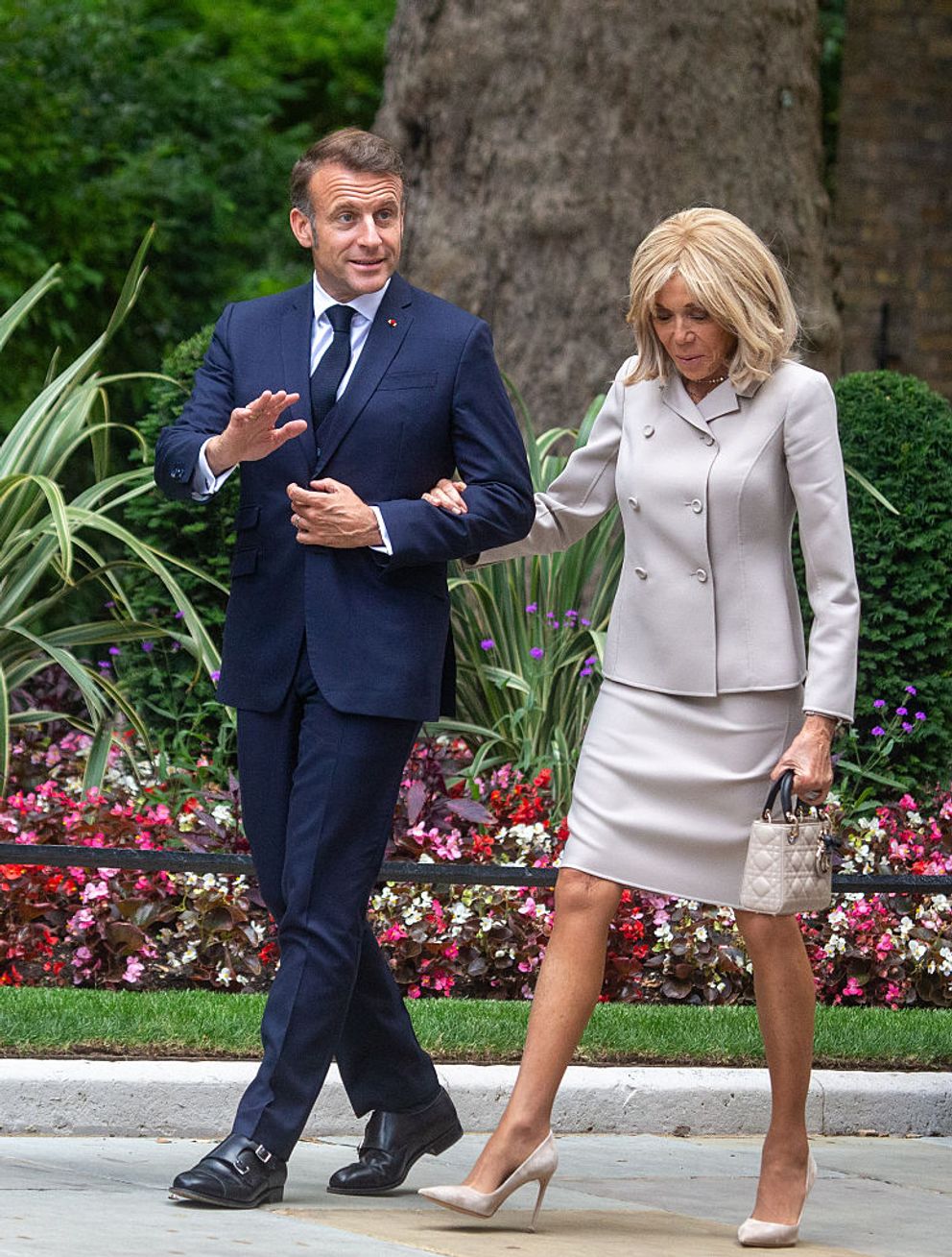 Le président français Emmanuel Macron et son épouse Brigitte Macron arrivent à Downing Street le deuxième jour de la visite d'État du dirigeant français pour rencontrer le Premier ministre britannique Keir Starmer et son épouse Victoria à Londres, Royaume-Uni, le 9 juillet 2025. | Source : Getty Images