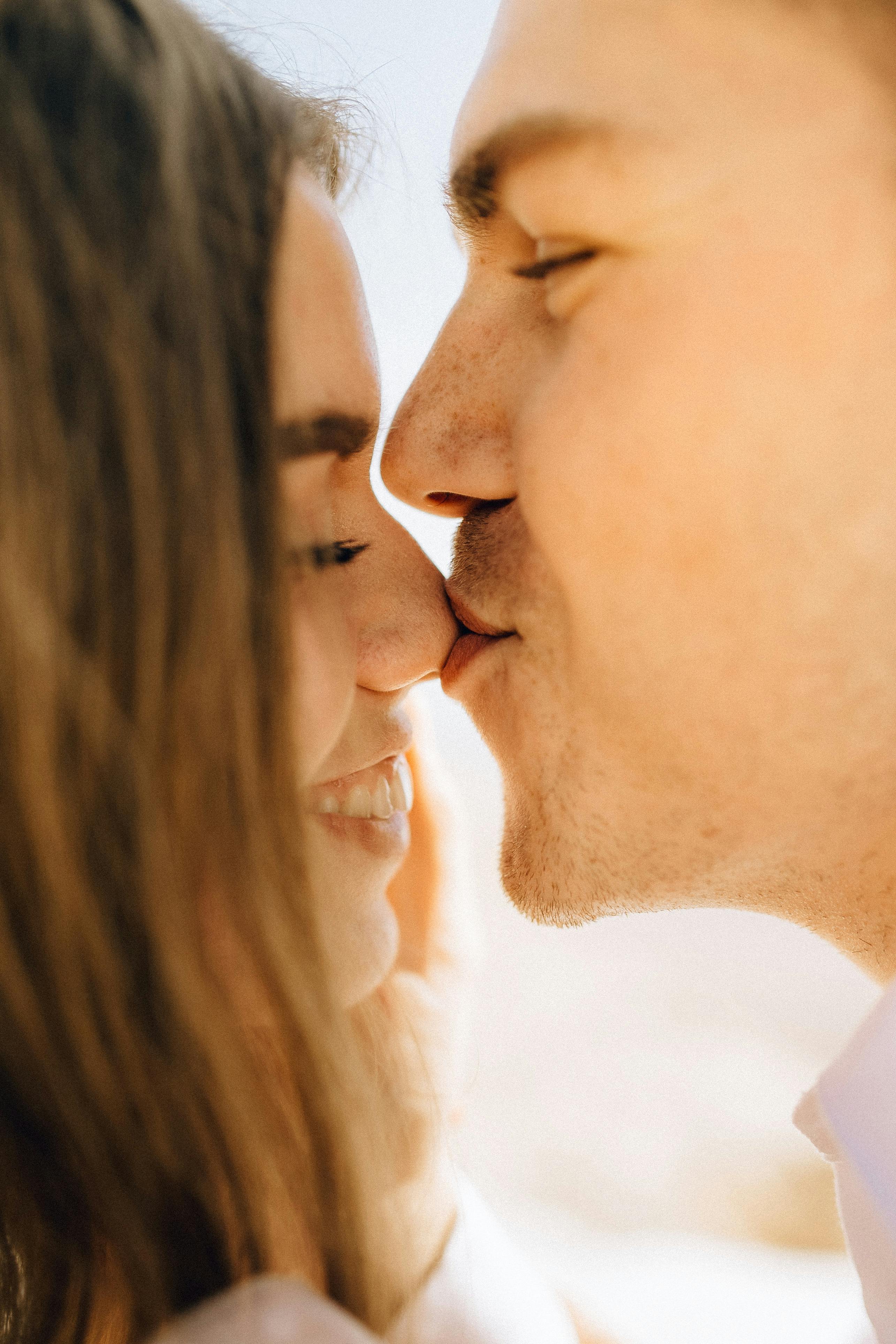 Un homme embrassant le nez d'une femme | Source : Pexels