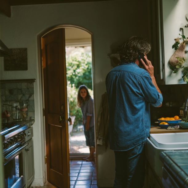 Un homme au téléphone et une fille qui l'écoute | Source : Midjourney