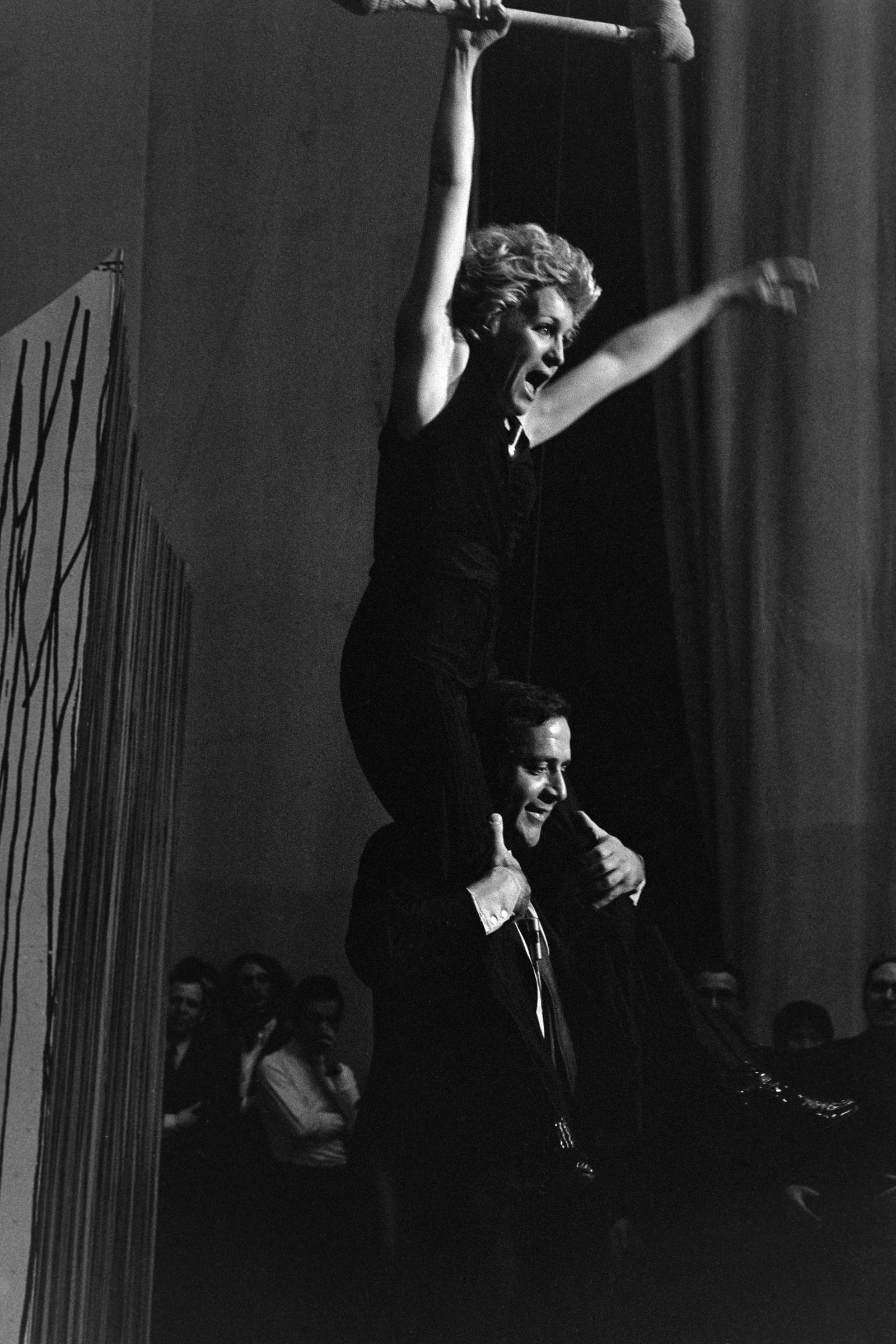 Nicole Croisille et Jean Yanne lors de l'émission de télévision 'La Joie de vivre', en février 1970 I Source : Getty Images