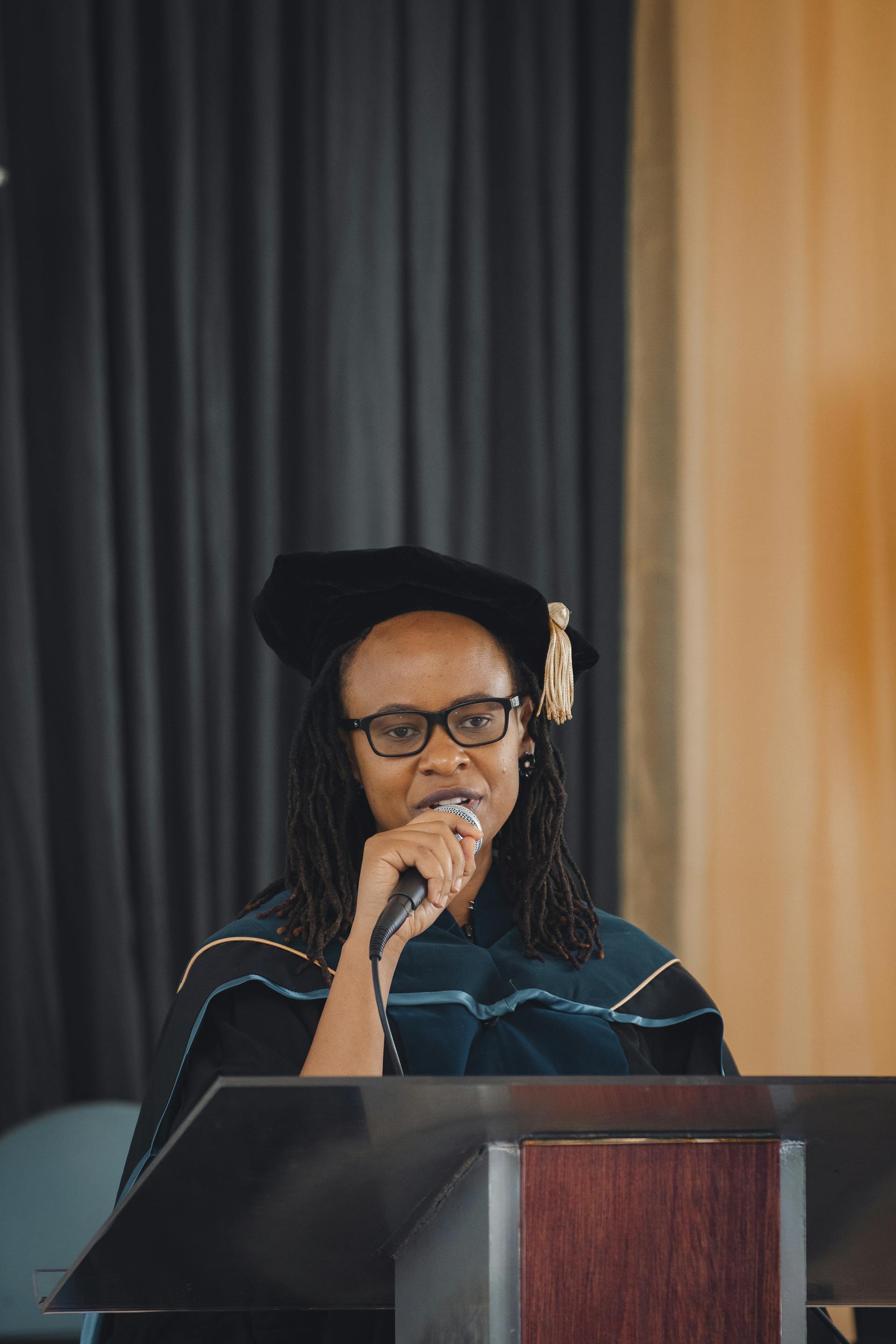 Une femme prononçant un discours lors d'une cérémonie de remise de diplômes | Source : Pexels