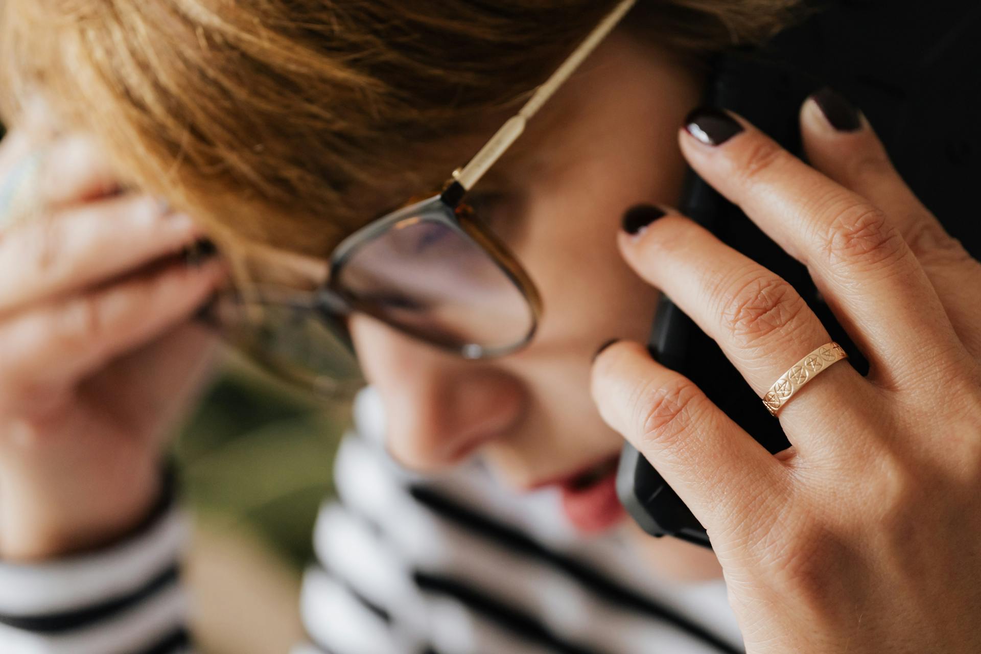 Une femme choquée utilisant son téléphone | Source : Pexels