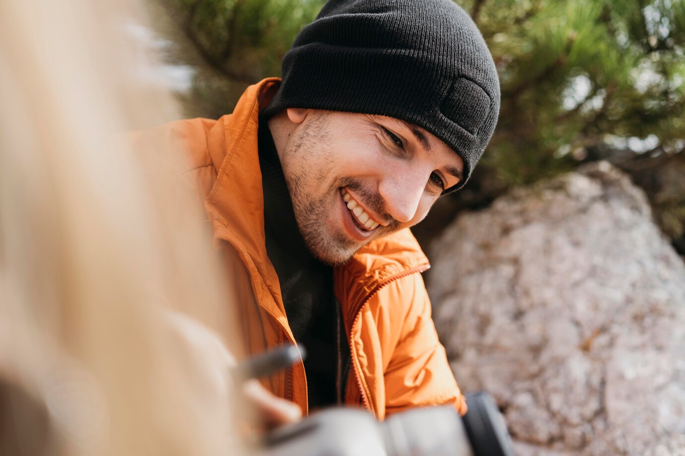 Un homme qui rit lors d'une randonnée | Source : Freepik