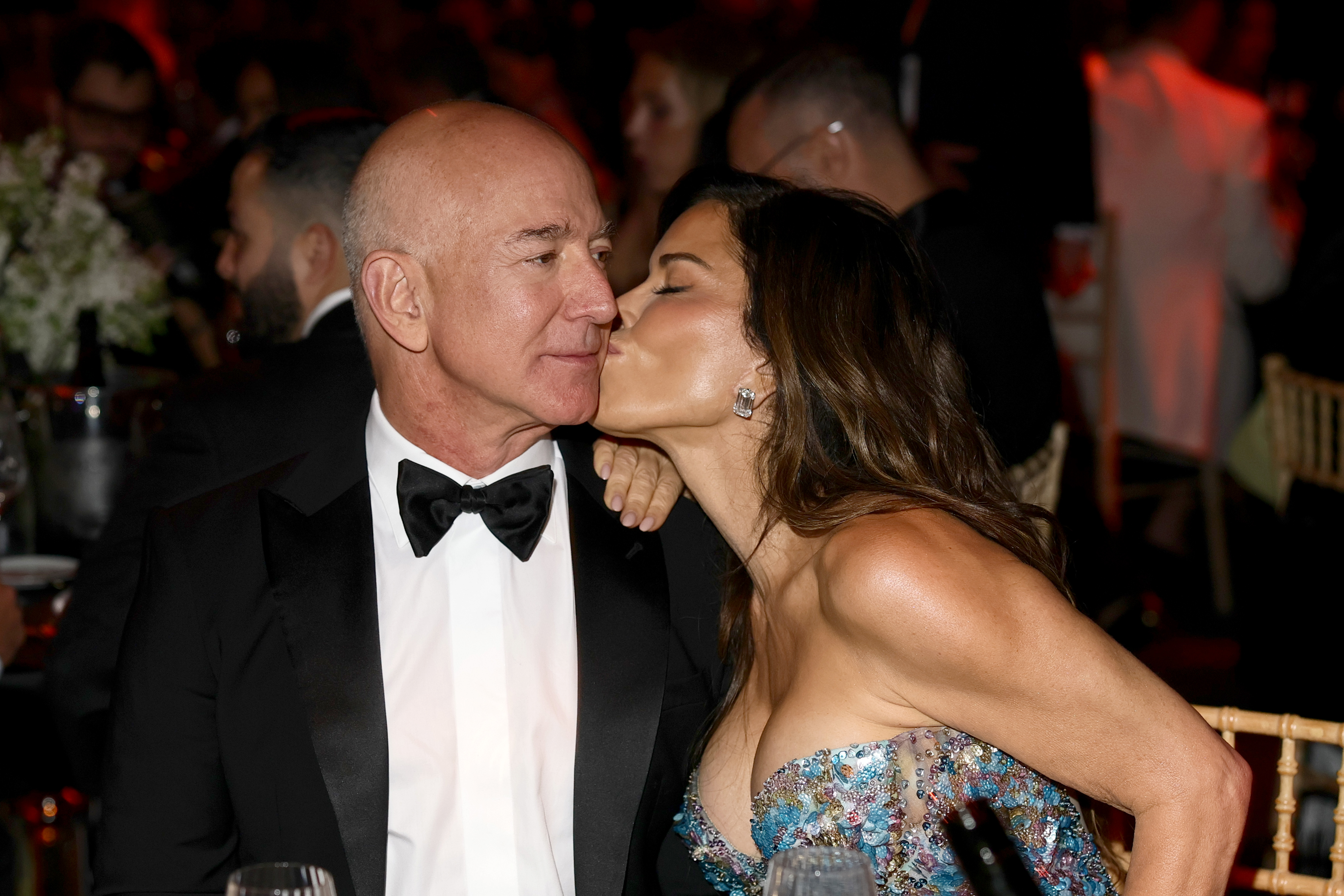 Lauren Sánchez embrasse Jeff Bezos sur la joue lors du gala de l'amfAR Cannes 2025 à l'hôtel du Cap-Eden-Roc le 22 mai 2025, au Cap d'Antibes, France | Source : Getty Images