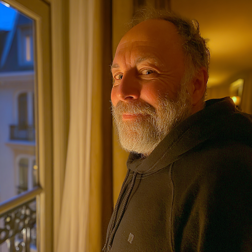 Un homme souriant debout dans une chambre d'hôtel | Source : Midjourney