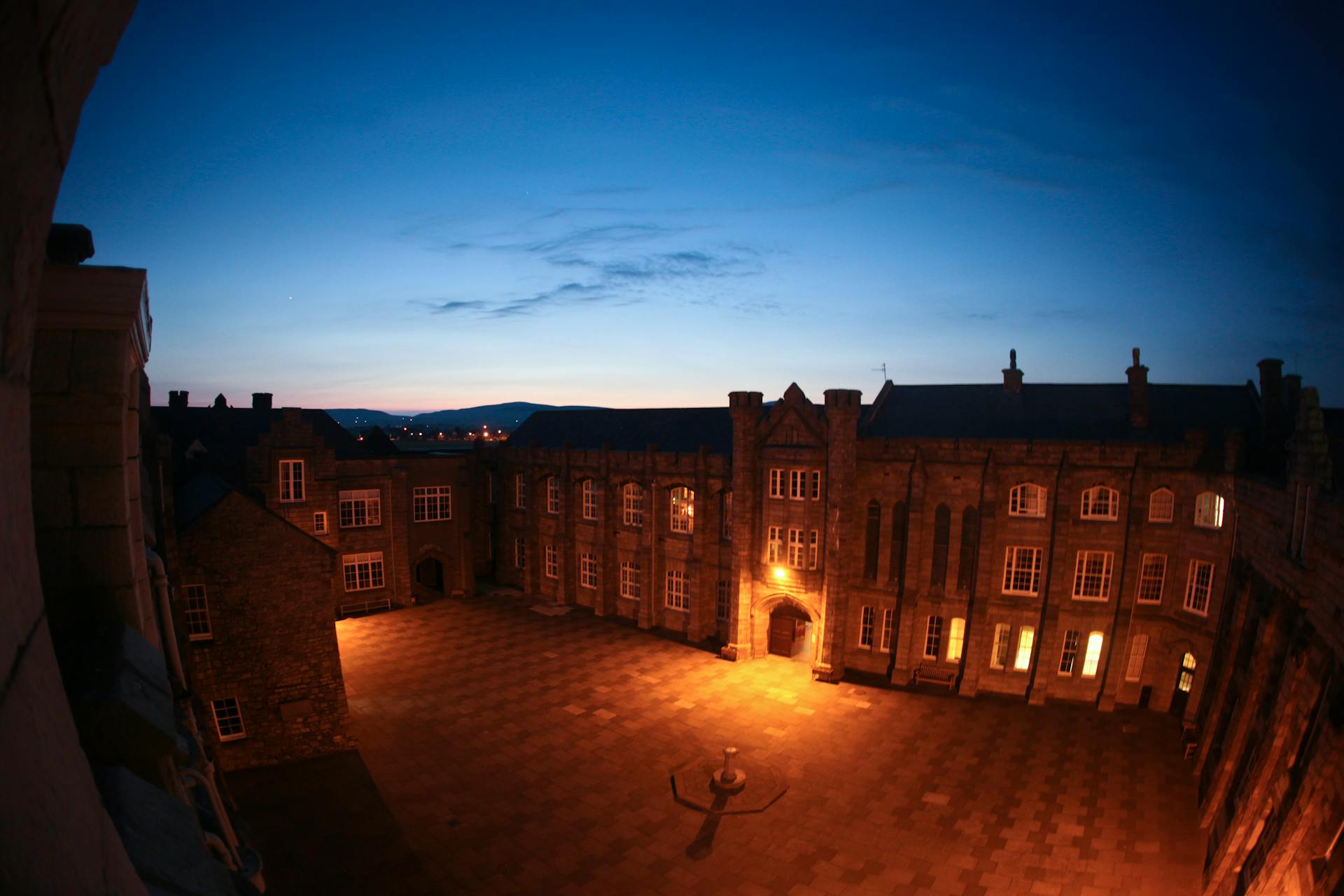 Un bâtiment photographié la nuit | Source : Pexels