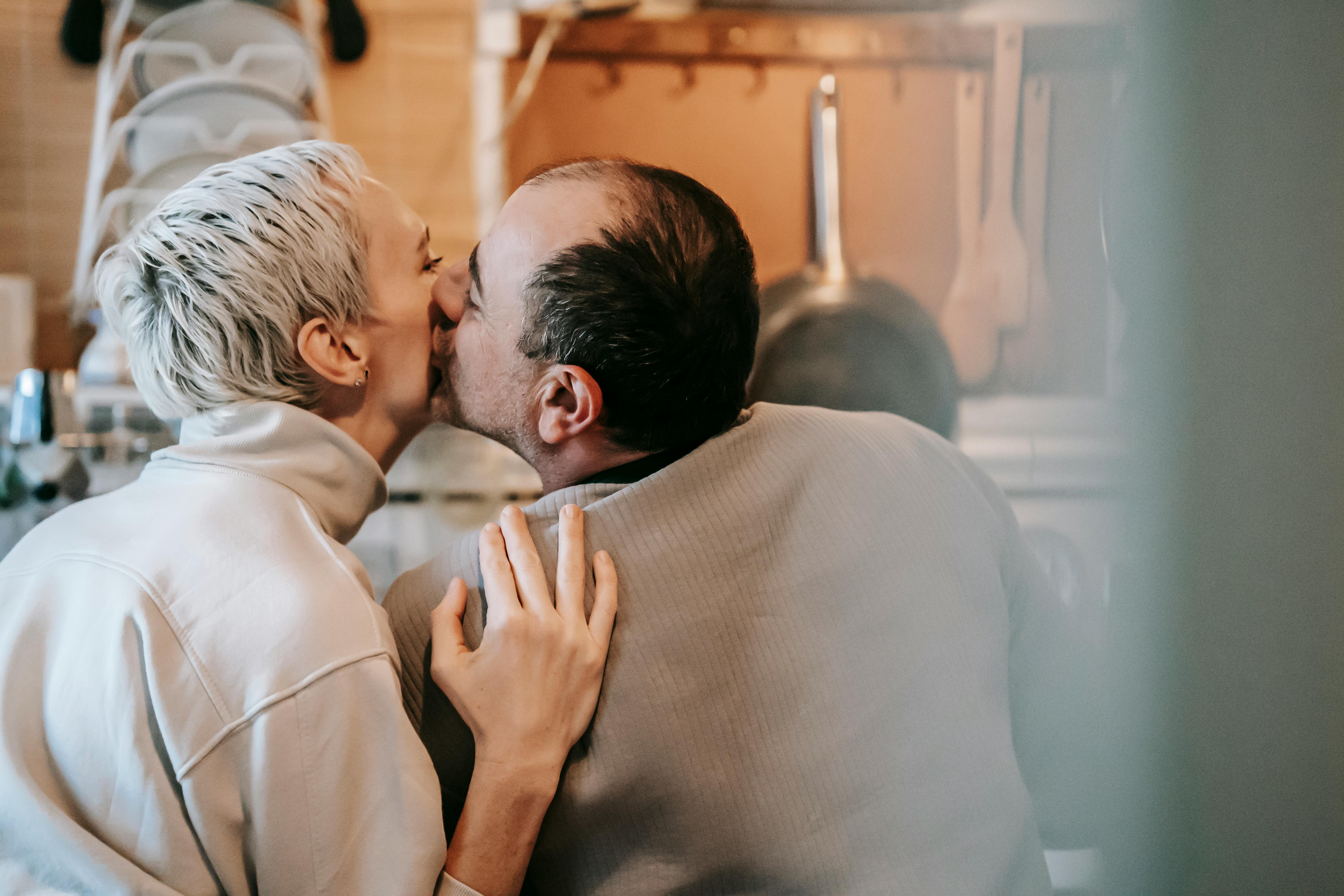 Un homme embrassant une femme | Source : Pexels