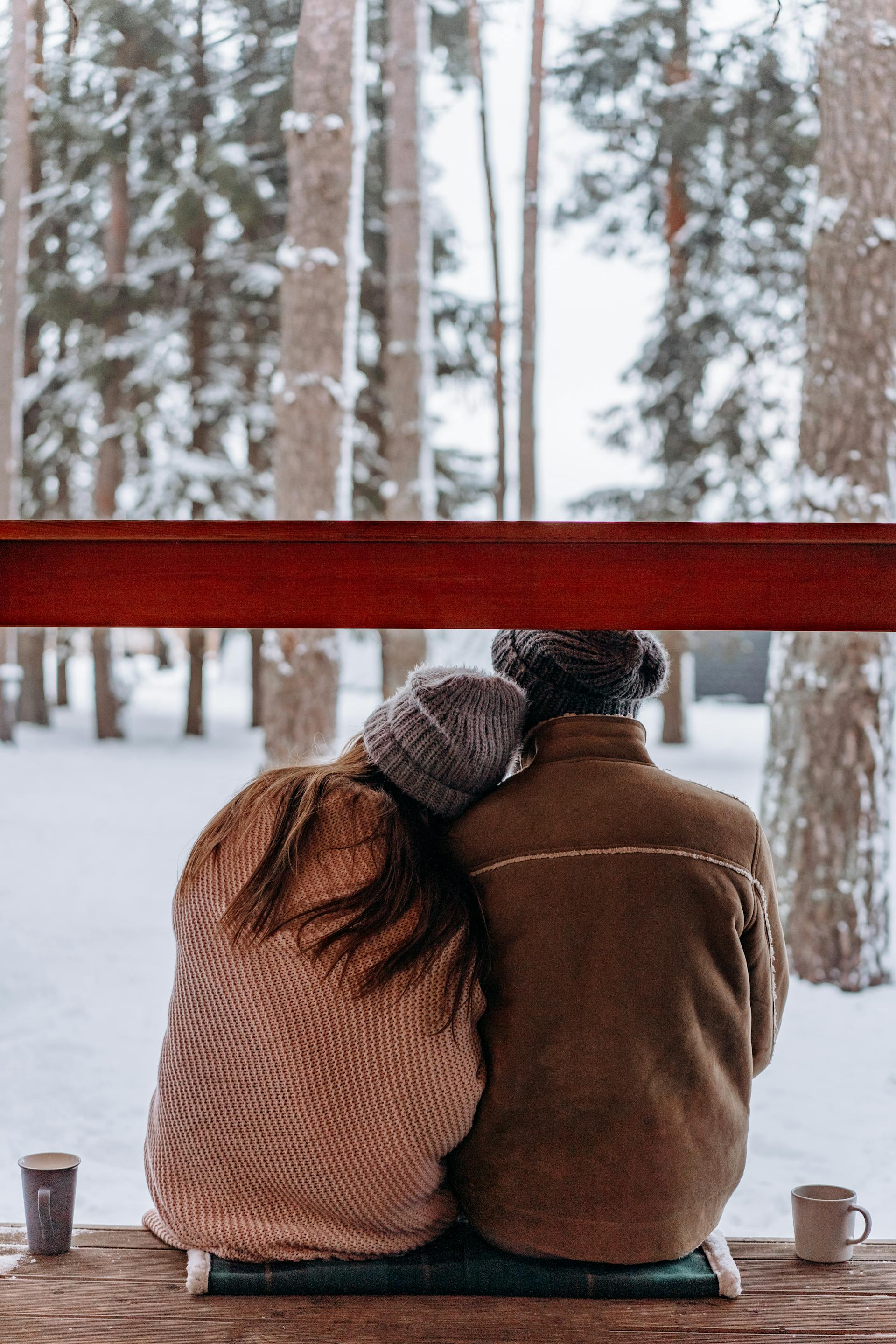 Un couple assis ensemble | Source : Pexels