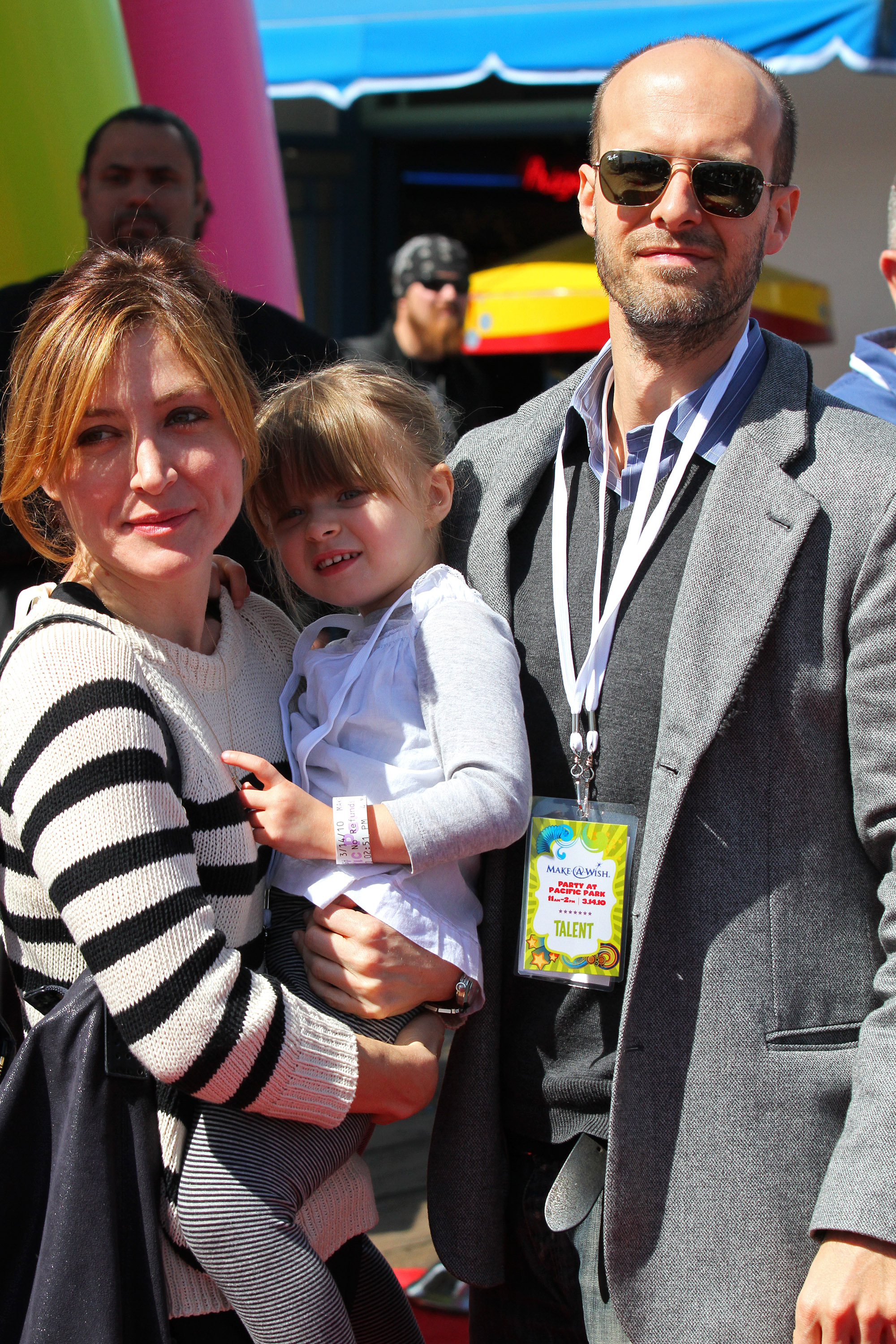 Sasha Alexander et Edoardo Ponti avec leur fille photographiée le 14 mars 2010 à Santa Monica, en Californie. | Source : Getty Images