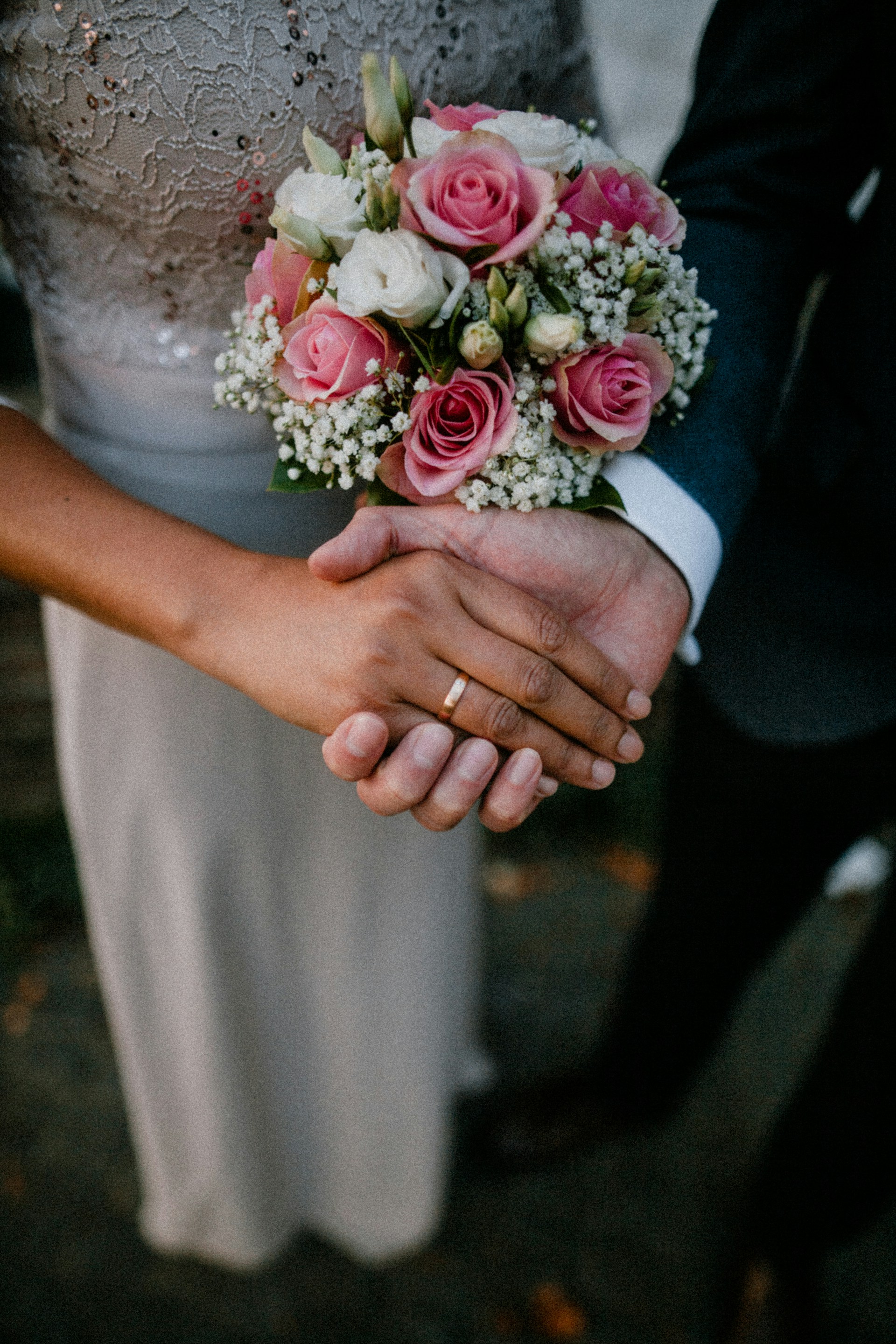 Un marié tenant la main de sa promise | Source : Unsplash