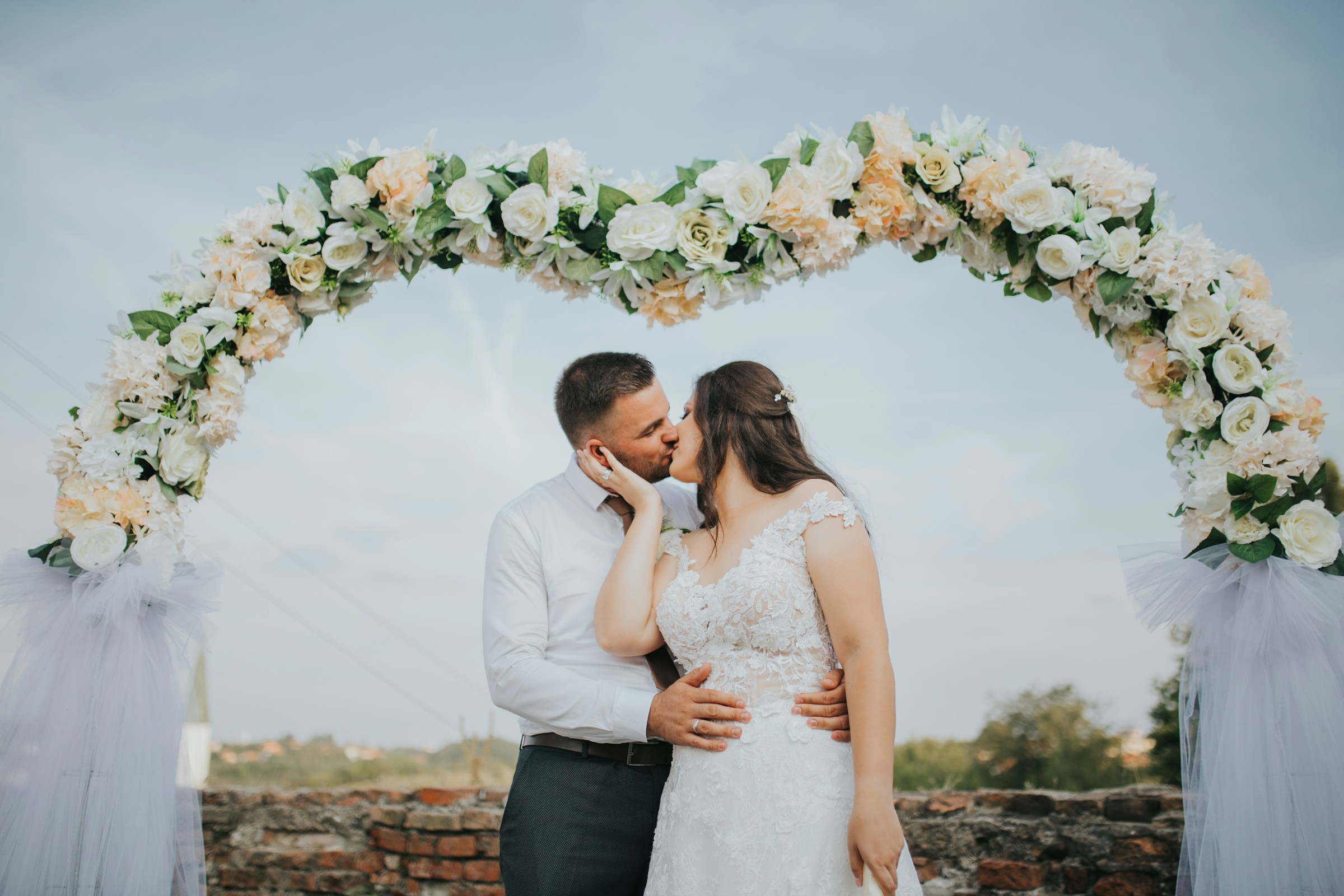 Un couple de mariés s'embrassant | Source : Unsplash