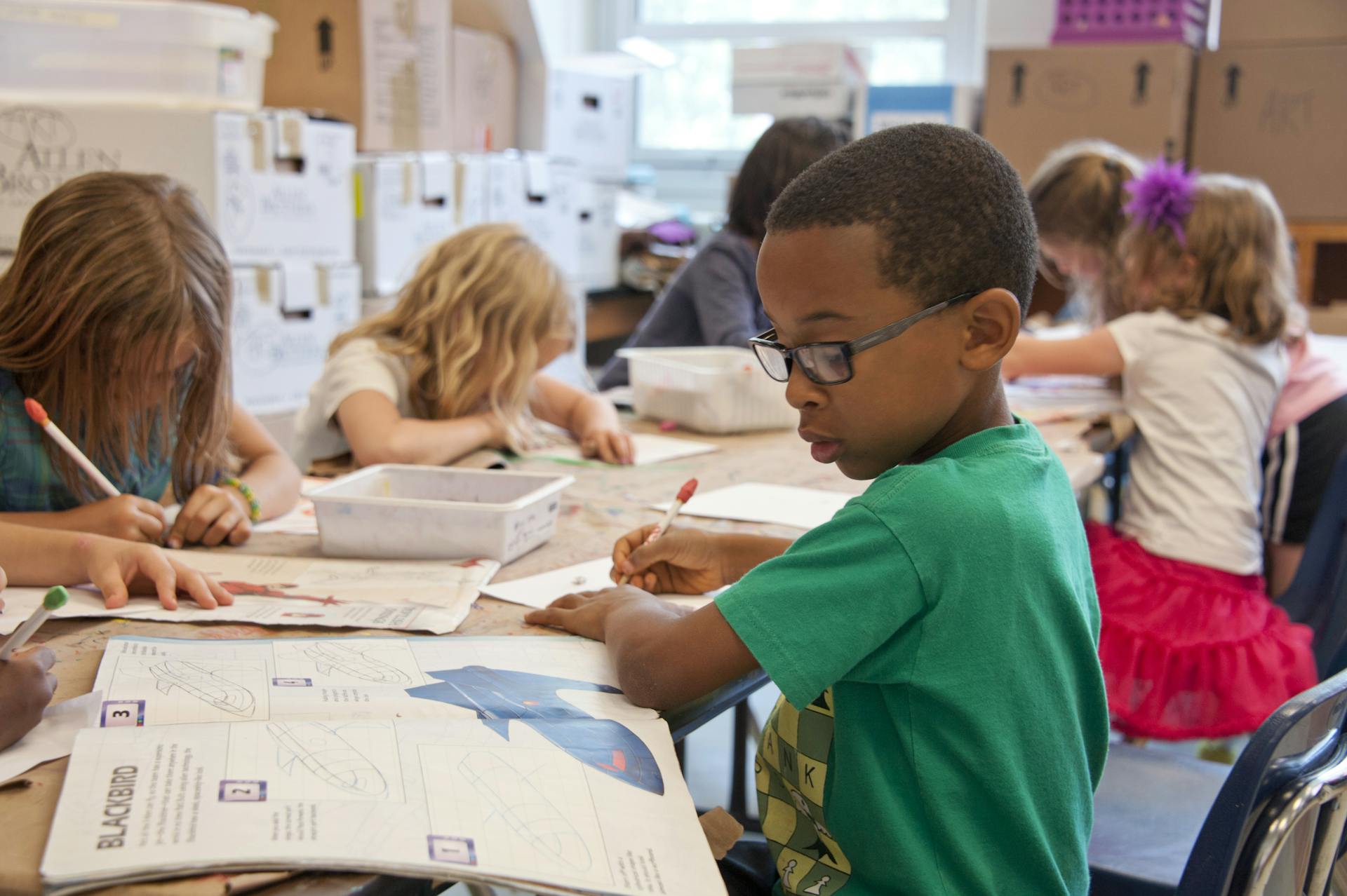 Des enfants dessinent en classe | Source : Pexels