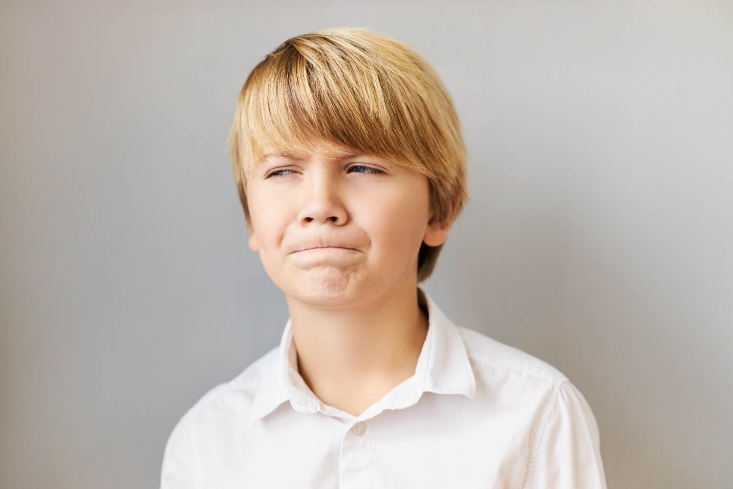 Un jeune garçon attentionné | Source : Freepik