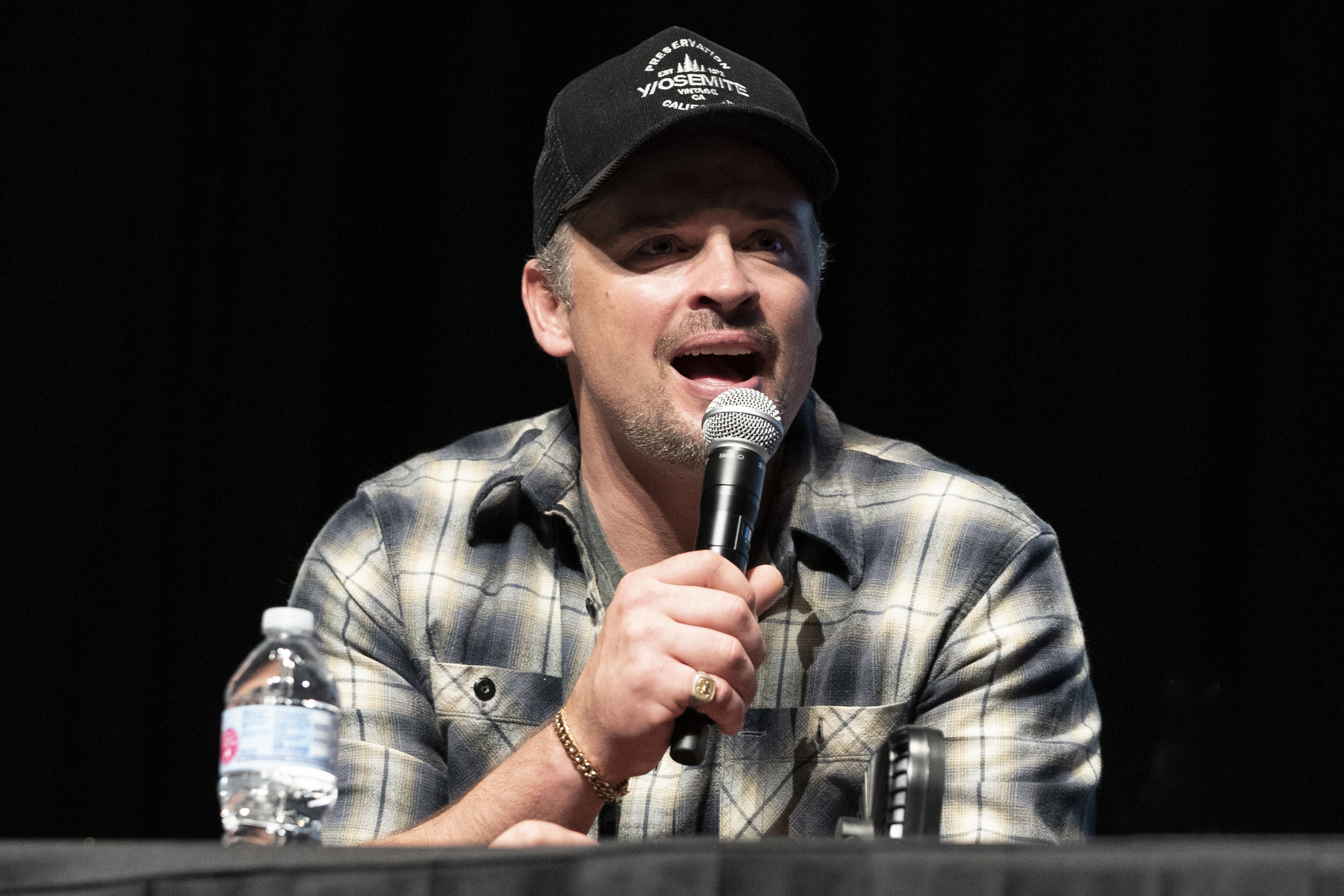 Tom Welling s'exprime sur scène lors du Wizard World Comic Con, le 4 janvier 2020, à La Nouvelle-Orléans, en Louisiane | Source : Getty Images