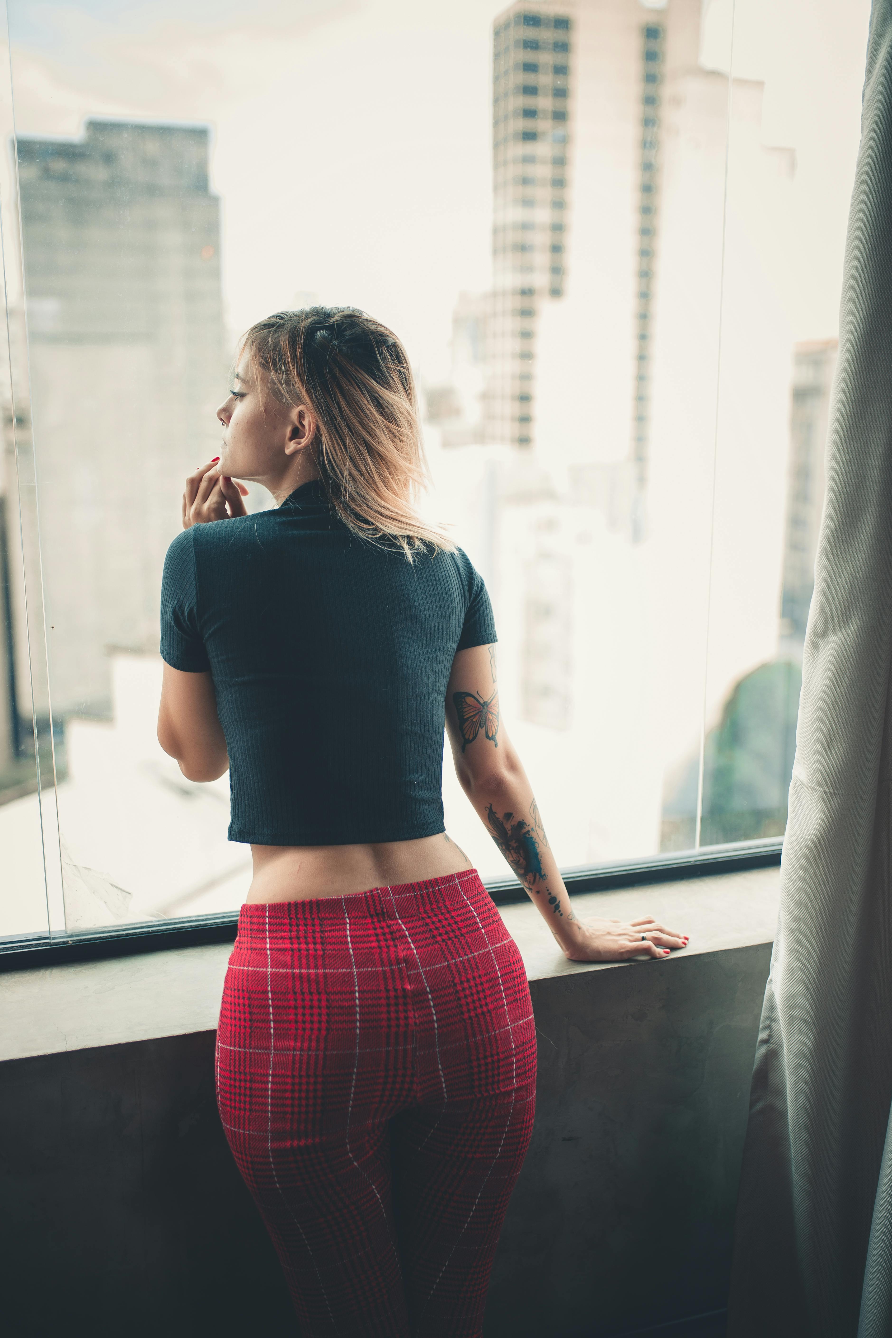 Une femme qui regarde par la fenêtre | Source : Pexels