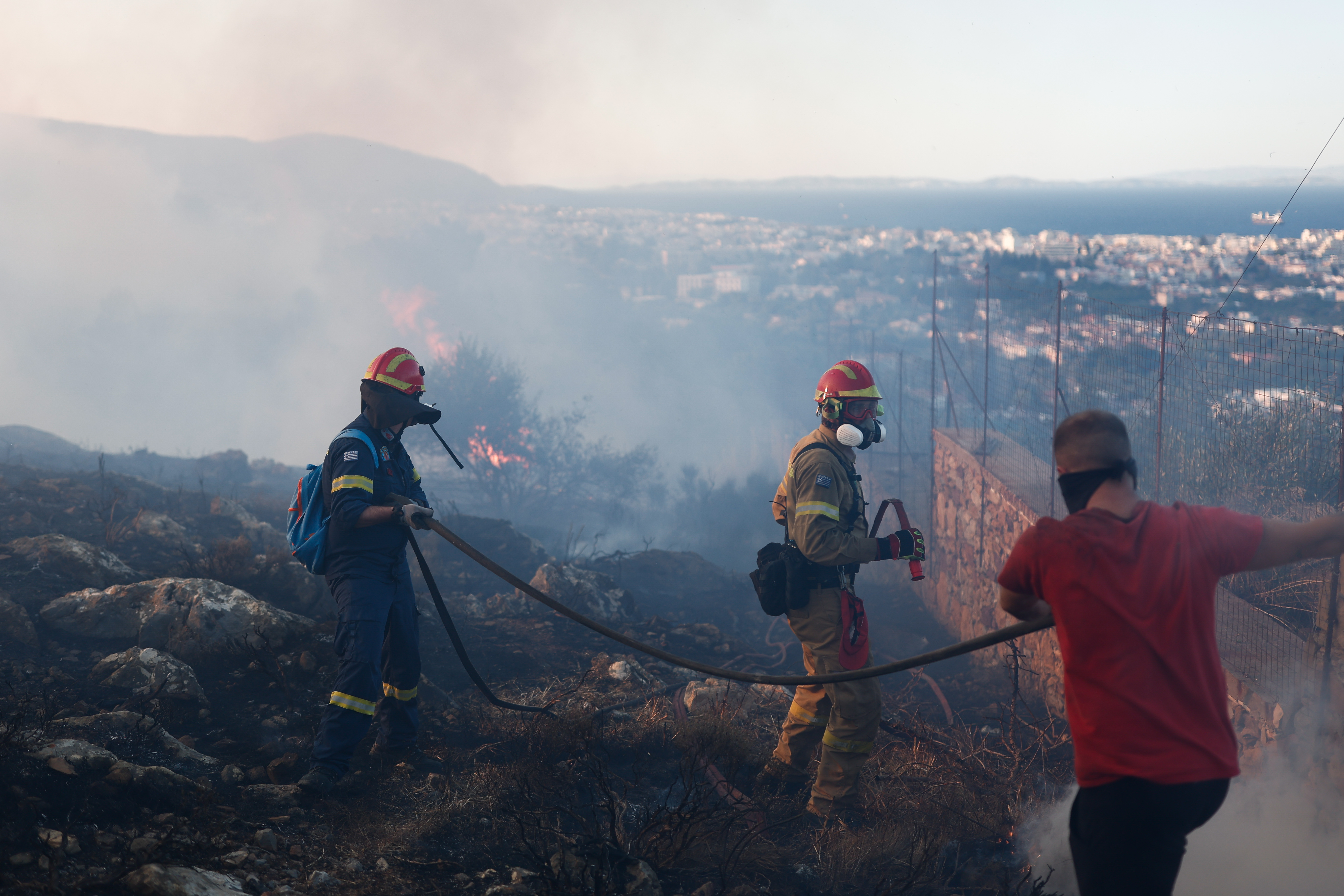 De la fumée s'élève alors que les pompiers interviennent sur l'incendie qui s'est déclaré à Chios, en Grèce, le 22 juin 2025 I Source : Getty Images