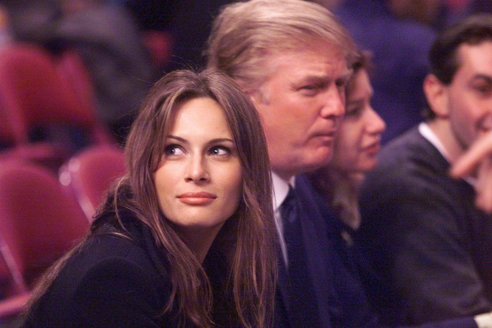 Donald Trump au match des New York Knicks avec Melania Trump le 12 mars 1999 | Source : Getty Images