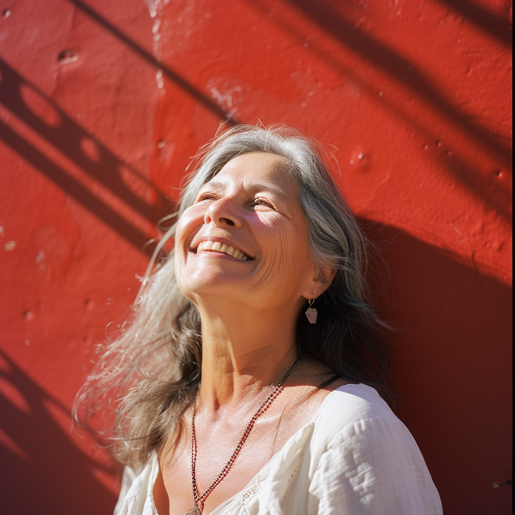 Une femme âgée souriante | Source : Midjourney