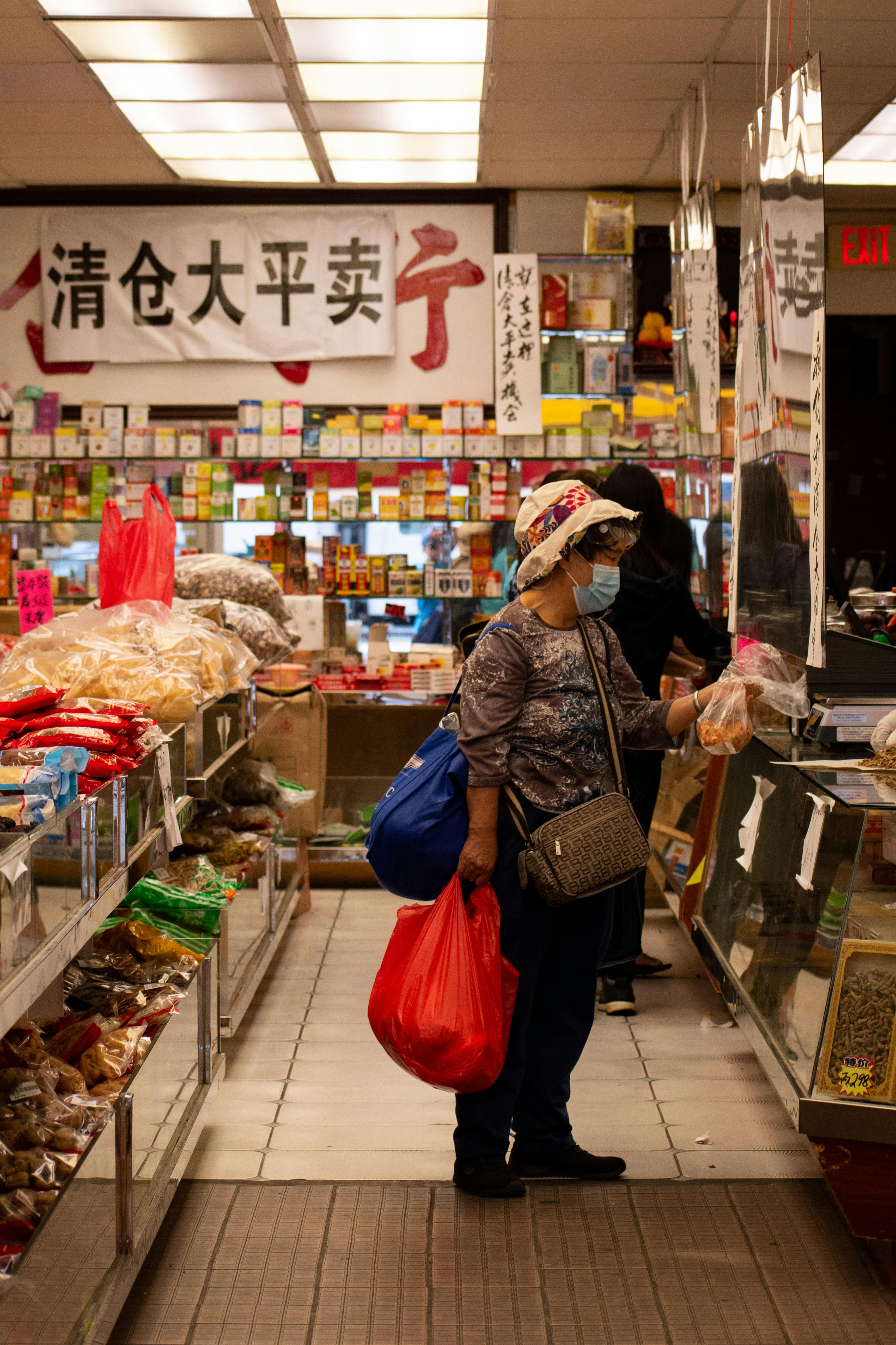 Une femme âgée dans une épicerie | Source : Pexels