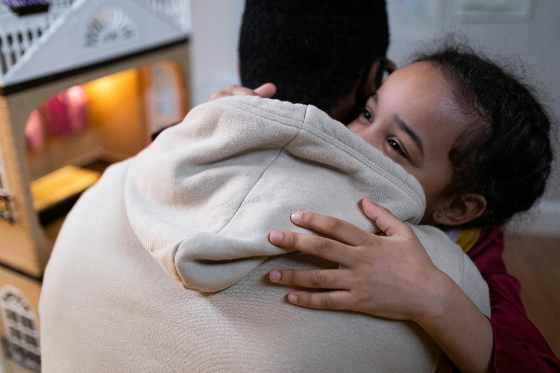 Une petite fille qui serre son père dans ses bras | Source : Pexels