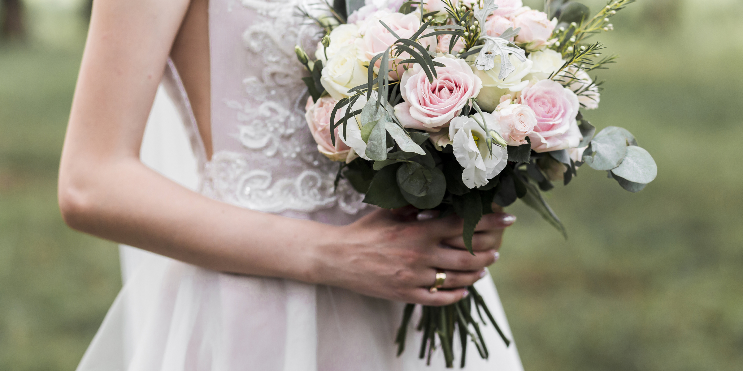 Une mariée tenant un bouquet | Source : Freepik