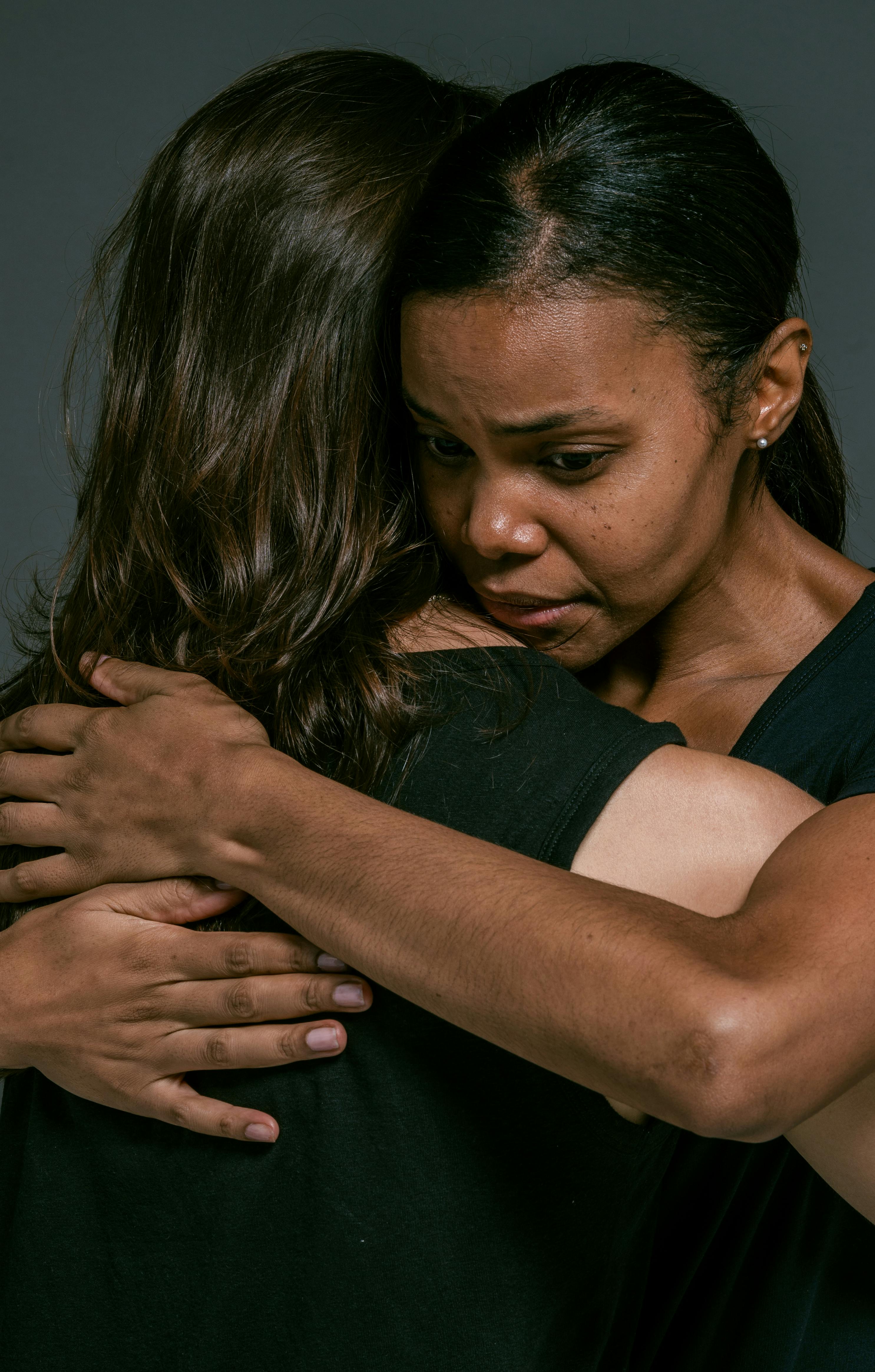 Une femme embrassant sa nièce avec empathie | Source : Pexels