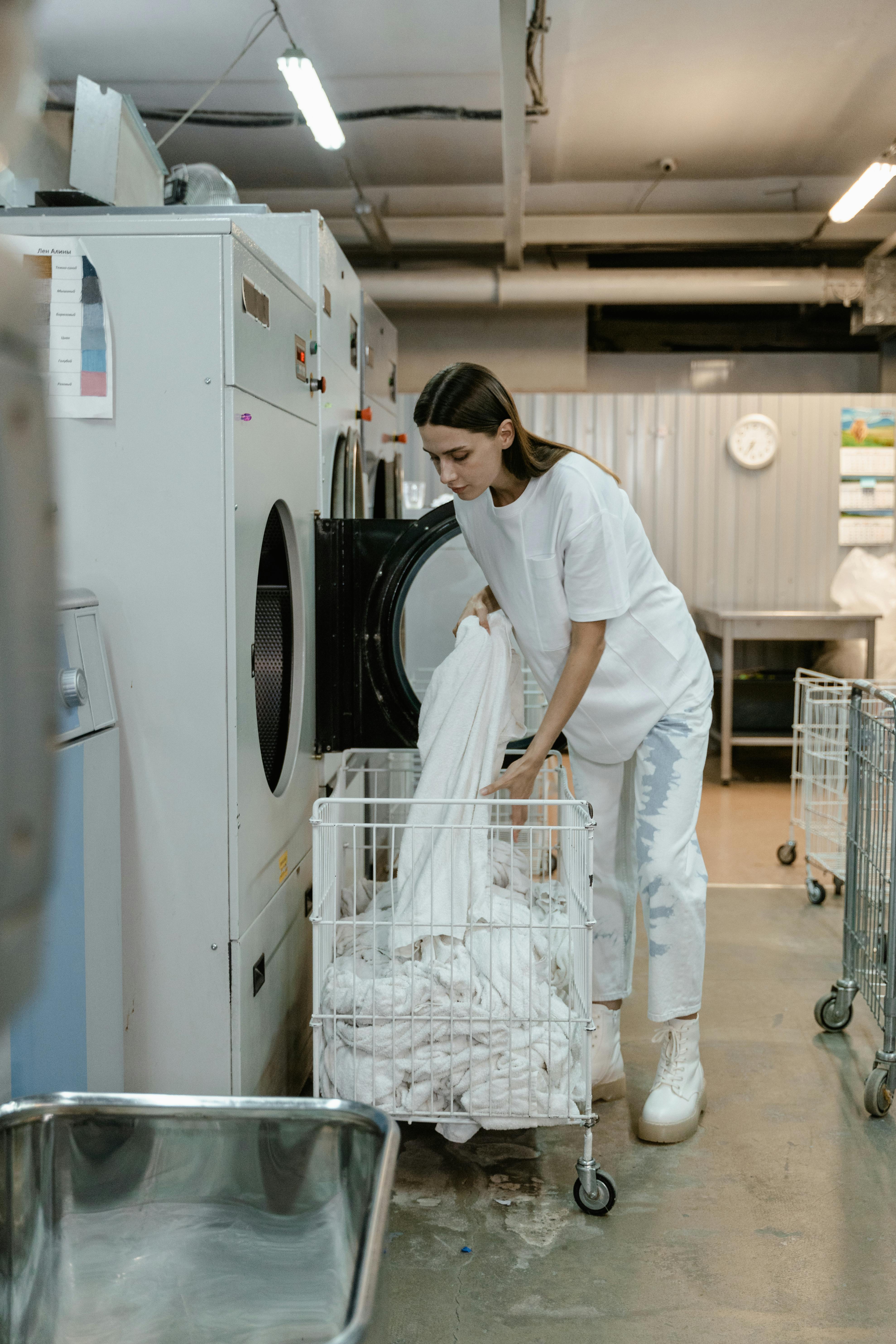 Une femme utilisant une laverie en libre-service | Source : Pexels