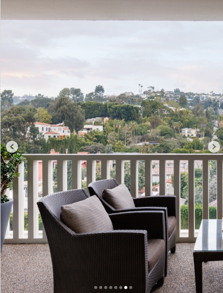 À l'intérieur de l'appartement de Sharon et Ozzy Osbourne à Sierra Towers, tiré d'une publication datée du 10 novembre 2025. | Source : Instagram/carolwoodrealestate