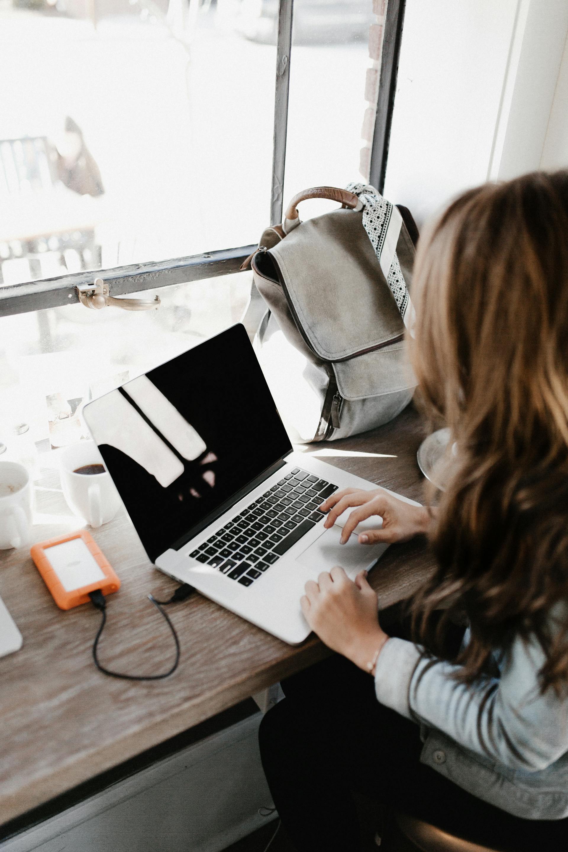 Une femme utilisant un ordinateur portable | Source : Pexels