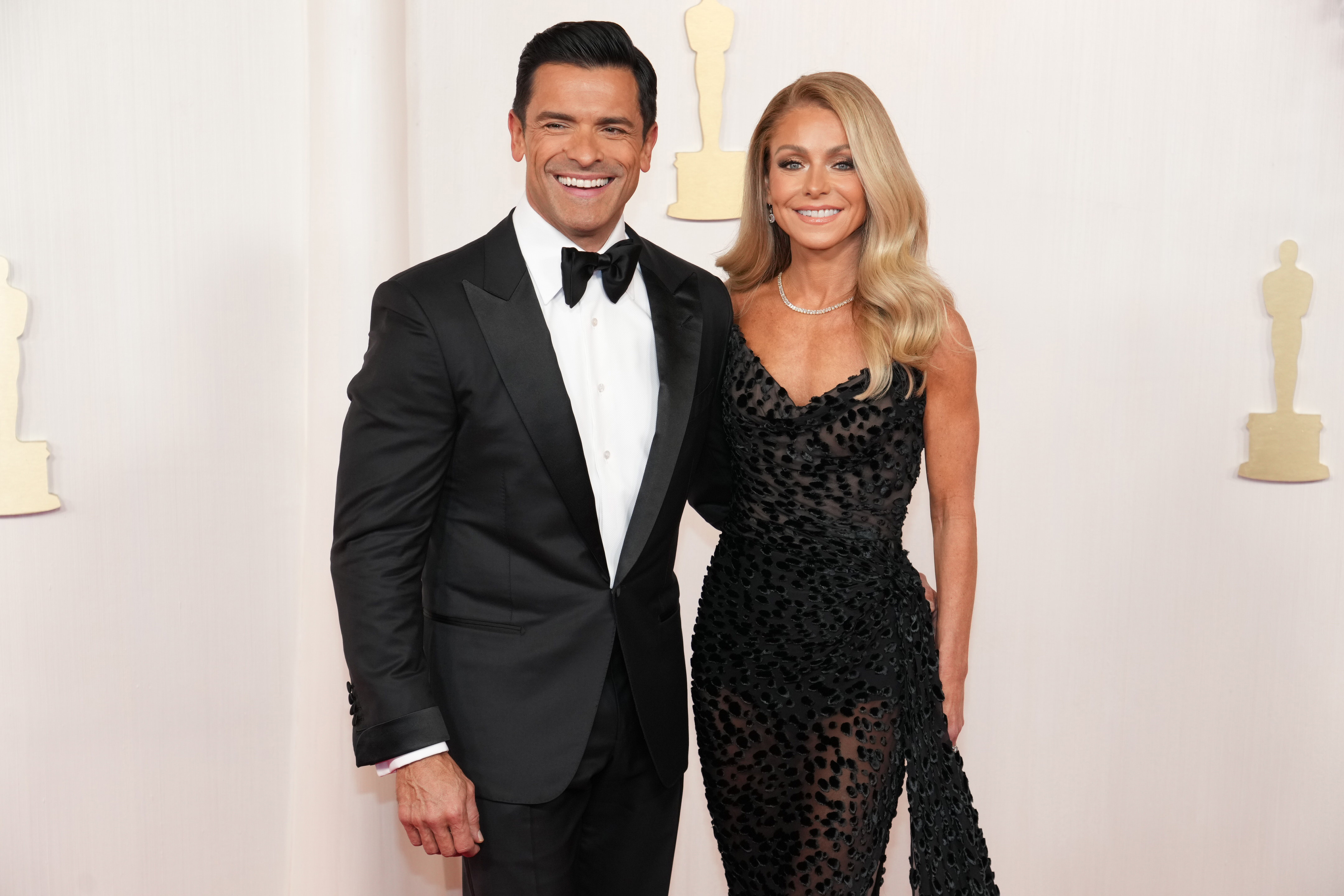 Mark Consuelos et Kelly Ripa lors de la 96e cérémonie annuelle des Oscars, le 10 mars 2024, à Hollywood, en Californie. | Source : Getty Images