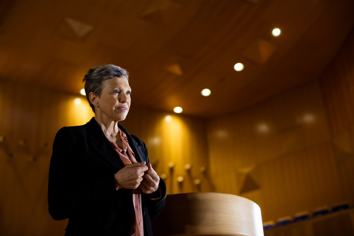 Une femme qui fait un discours | Source : Freepik