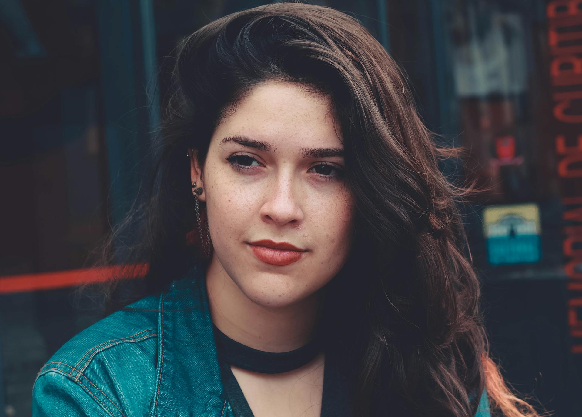 Une femme souriant faiblement | Source : Pexels