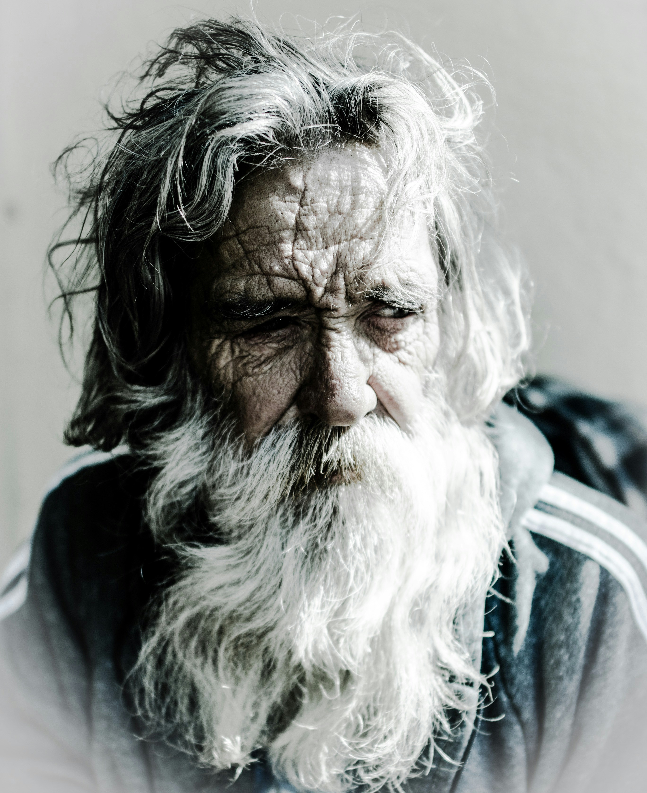 Un sans-abri triste | Source : Unsplash