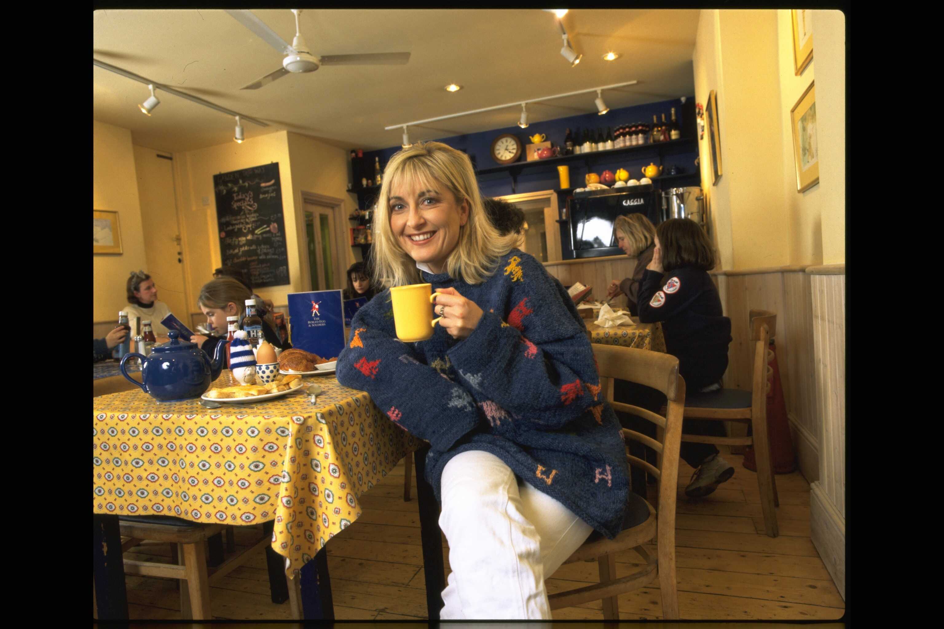 Fiona Phillips est vue en train de prendre son petit déjeuner dans un café, vers 1997 | Source : Getty images