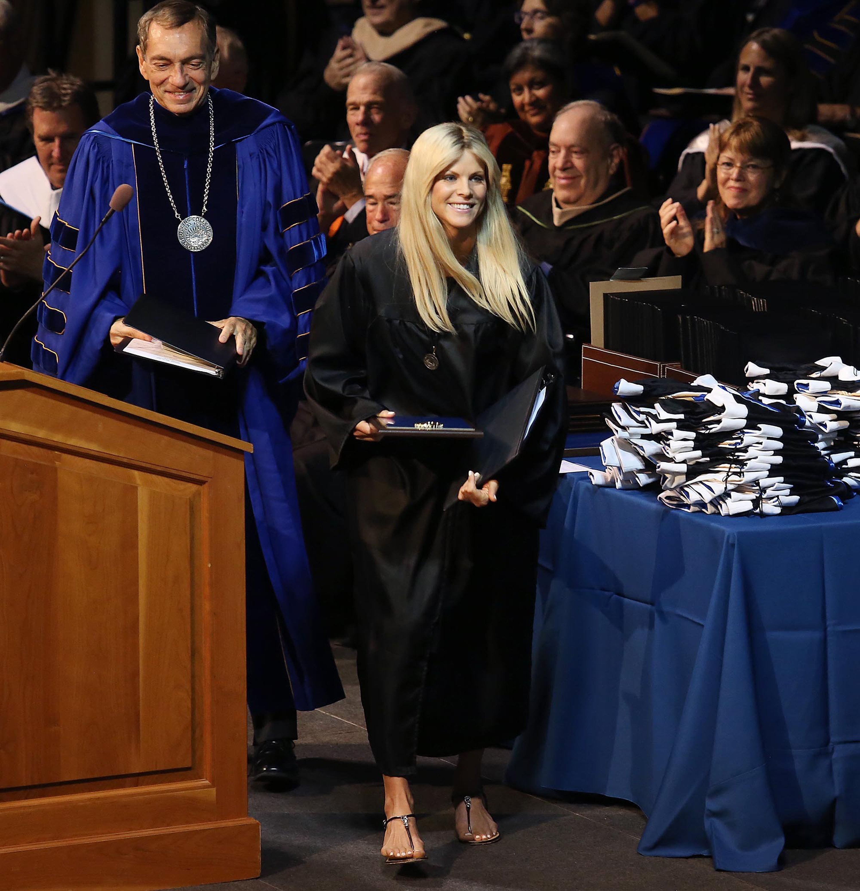 Elin Nordegren quitte la scène après avoir pris la parole lors des cérémonies de remise des diplômes au Rollins College à Winter Park, en Floride, le 10 mai 2014 | Source : Getty Images