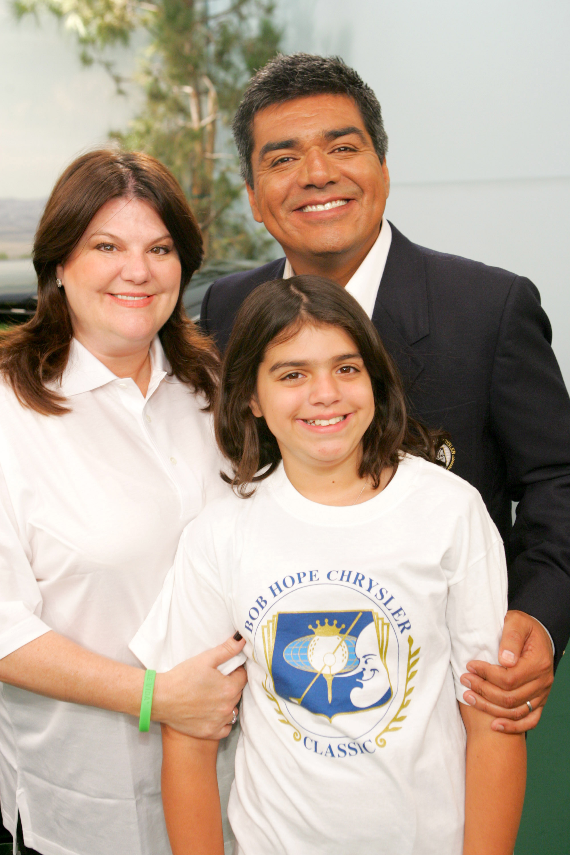 La famille photographiée sur le plateau de "The George Lopez Show", 2006 | Source : Getty Images