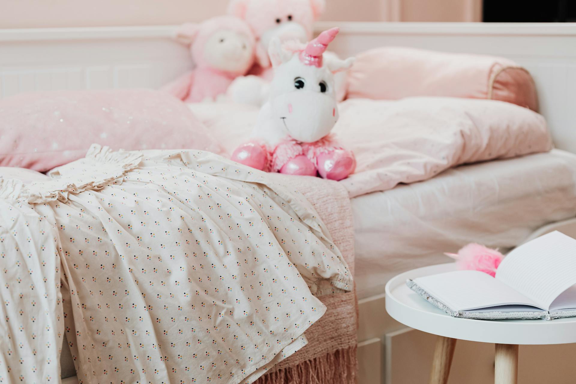 Une chambre à coucher avec des jouets en peluche | Source : Pexels