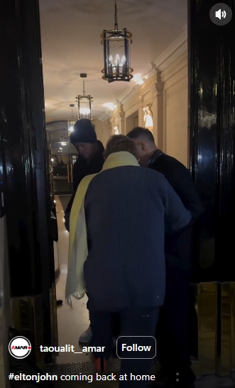 Escorté dans son immeuble, Sir Elton John est vu de dos alors qu'il se dirige vers l'intérieur après le moment de tension à l'extérieur. | Source : Instagram/taoualit__amar