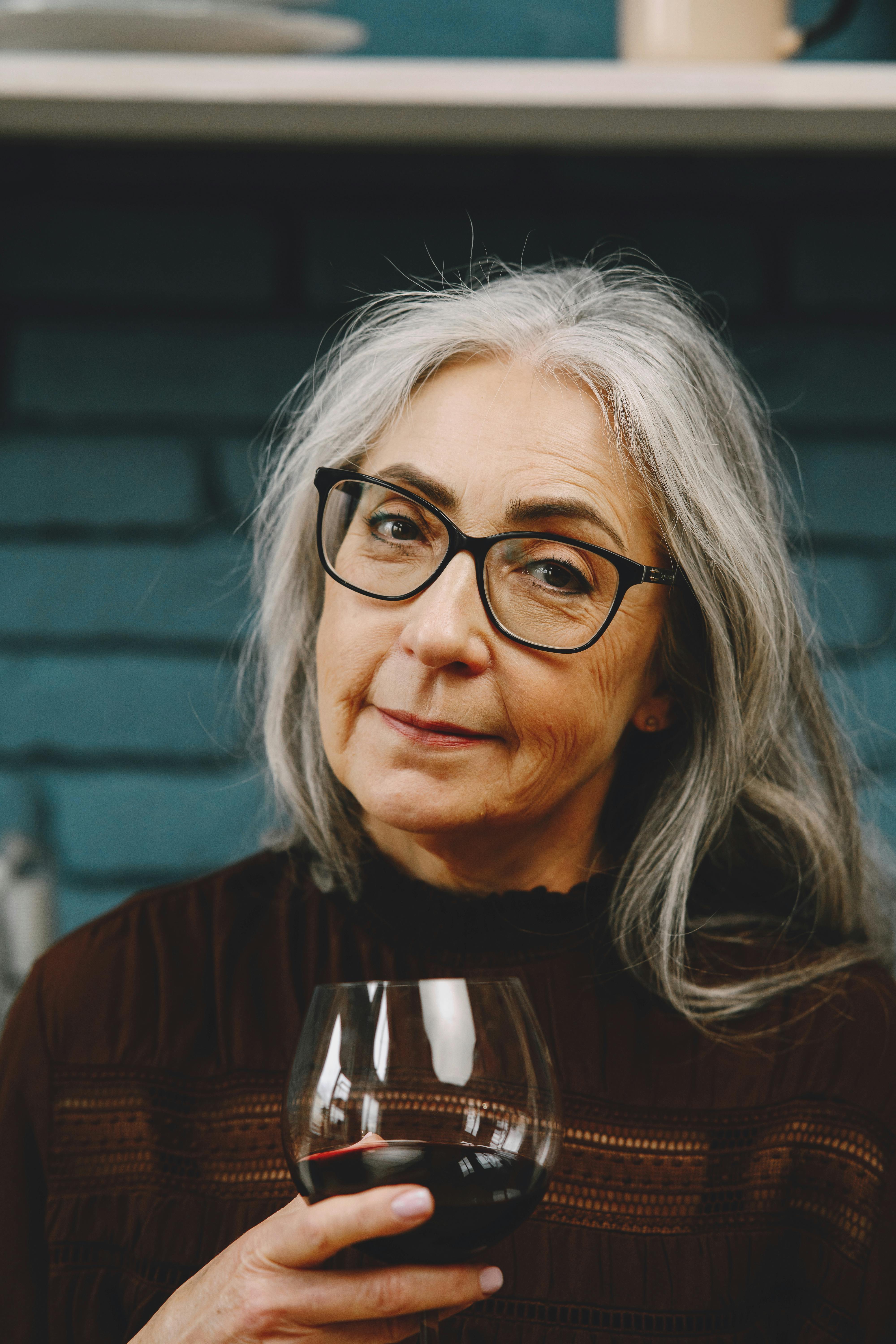 Une femme sérieuse qui boit du vin | Source : Pexels