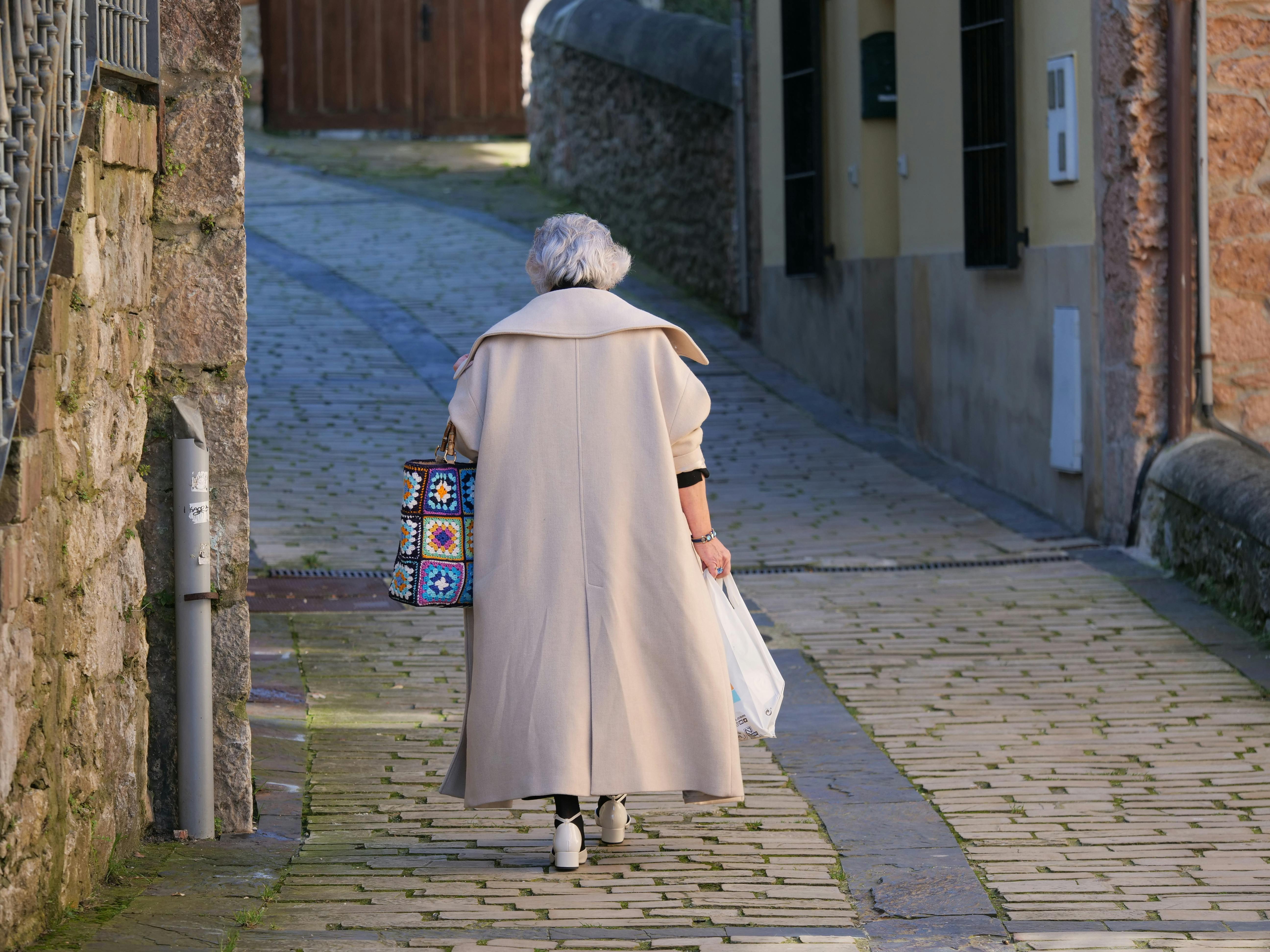 Une vieille femme marchant dans une rue | Source : Pexels