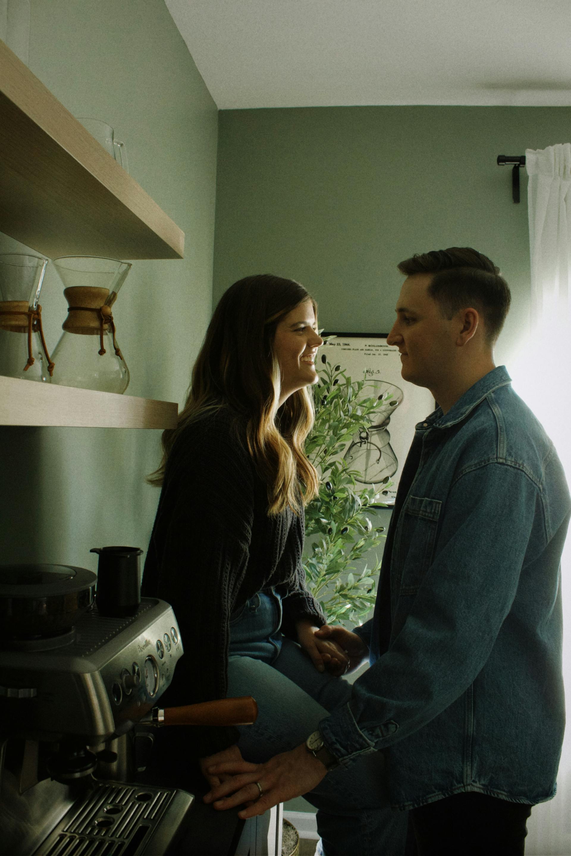 Un jeune couple dans sa cuisine | Source : Pexels