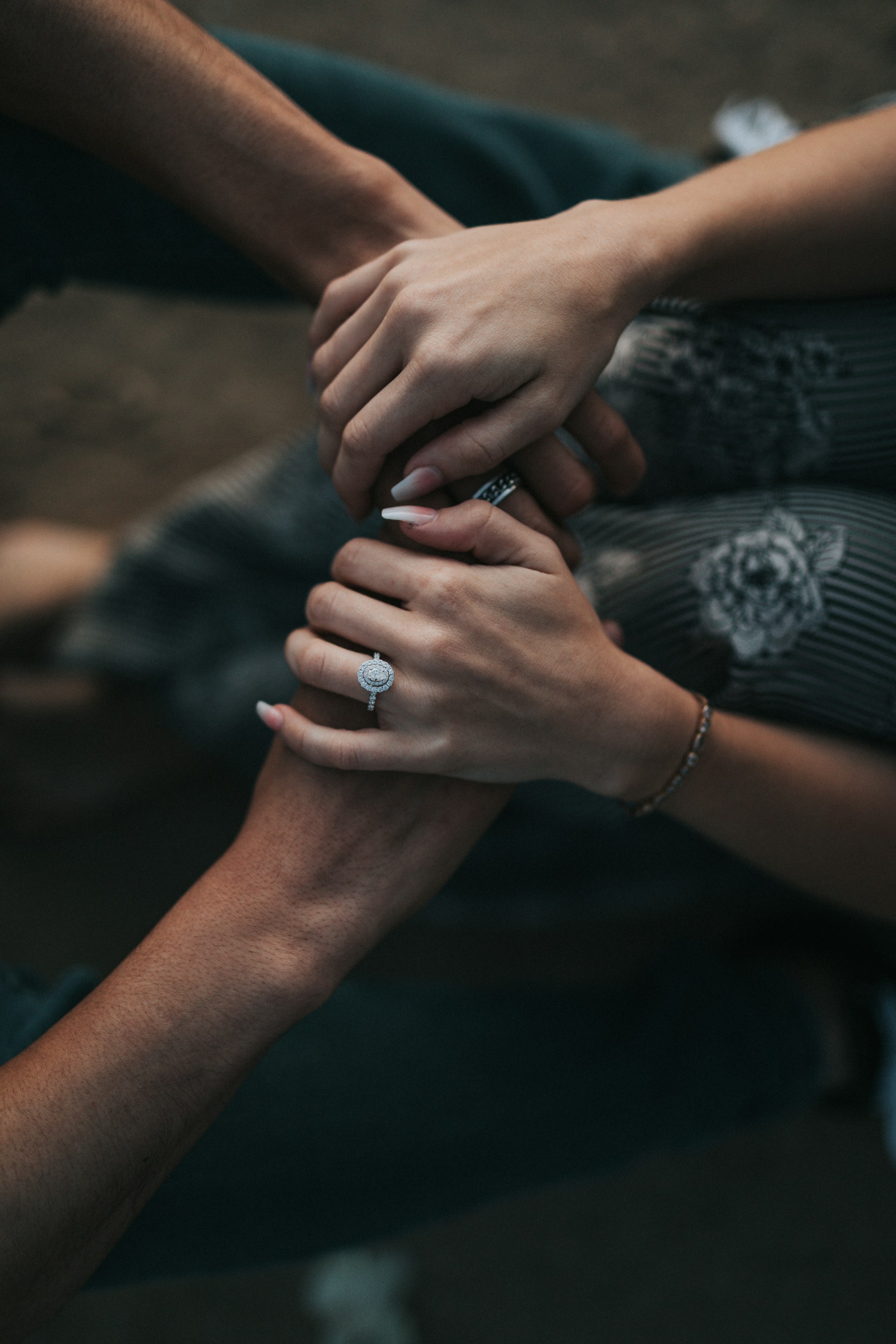 Un couple se réconforte mutuellement | Source : Unsplash