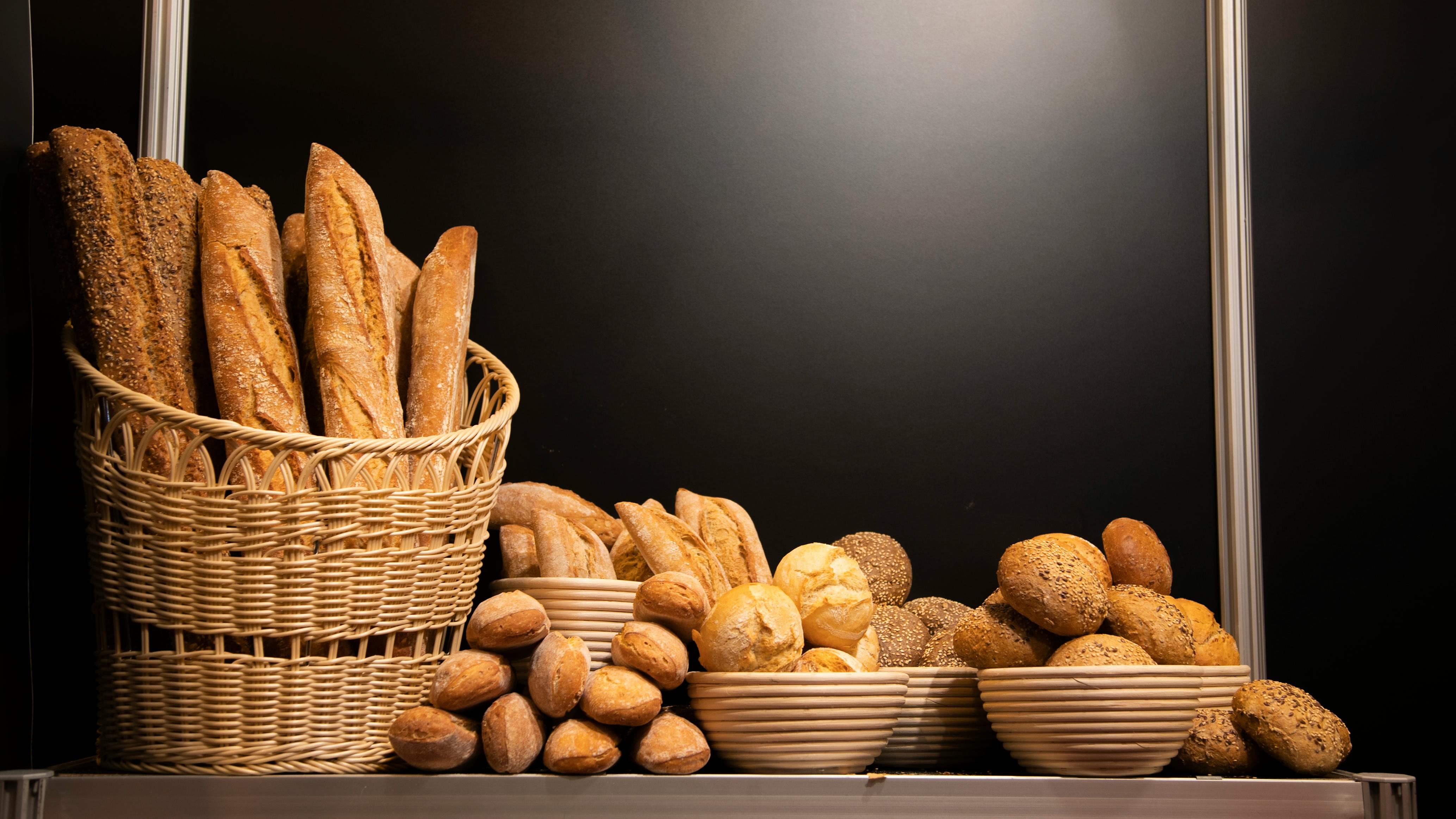 Des produits de boulangerie sur une étagère | Source : Pexels