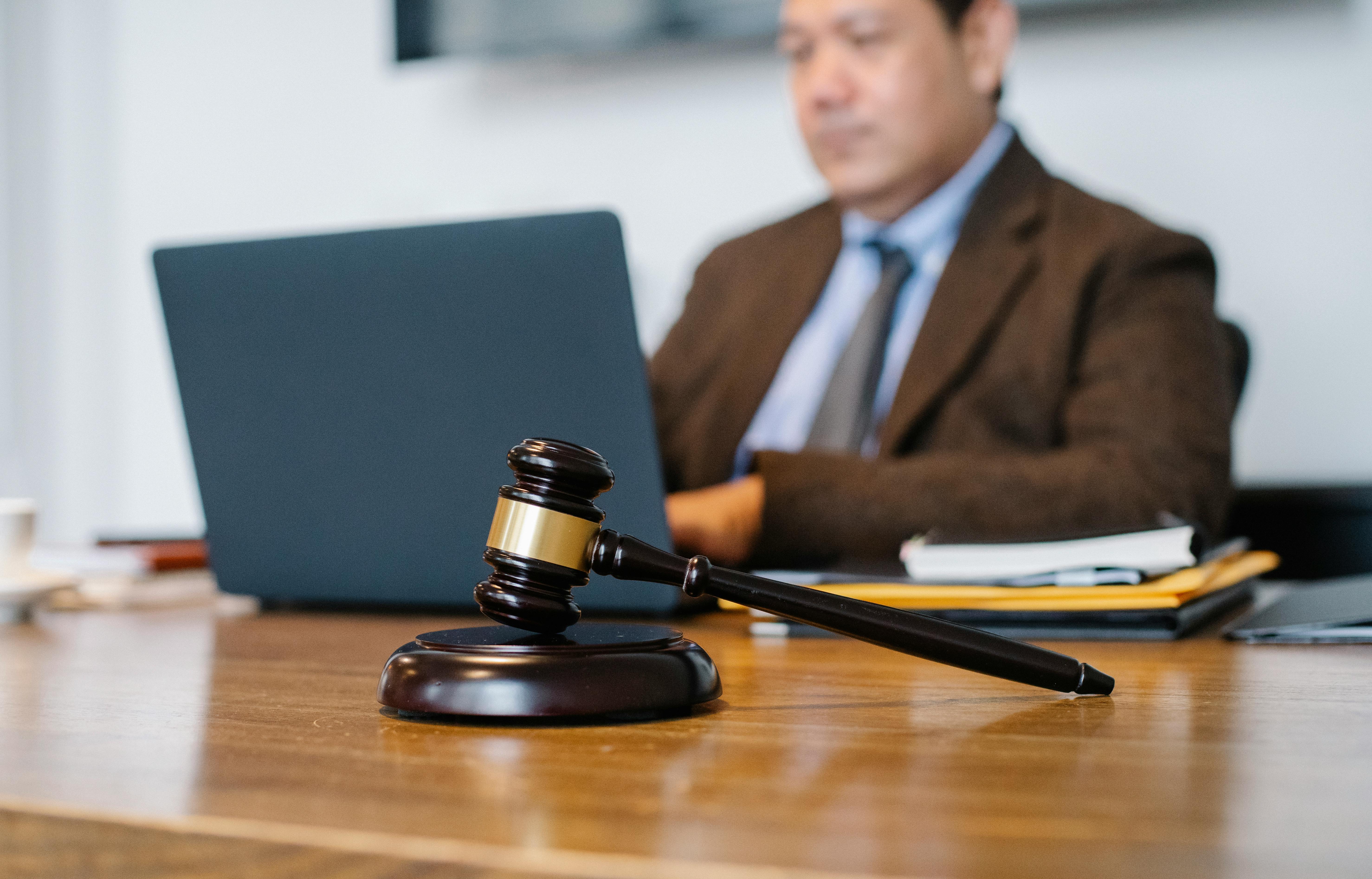 Un juge assis à une table | Source : Pexels