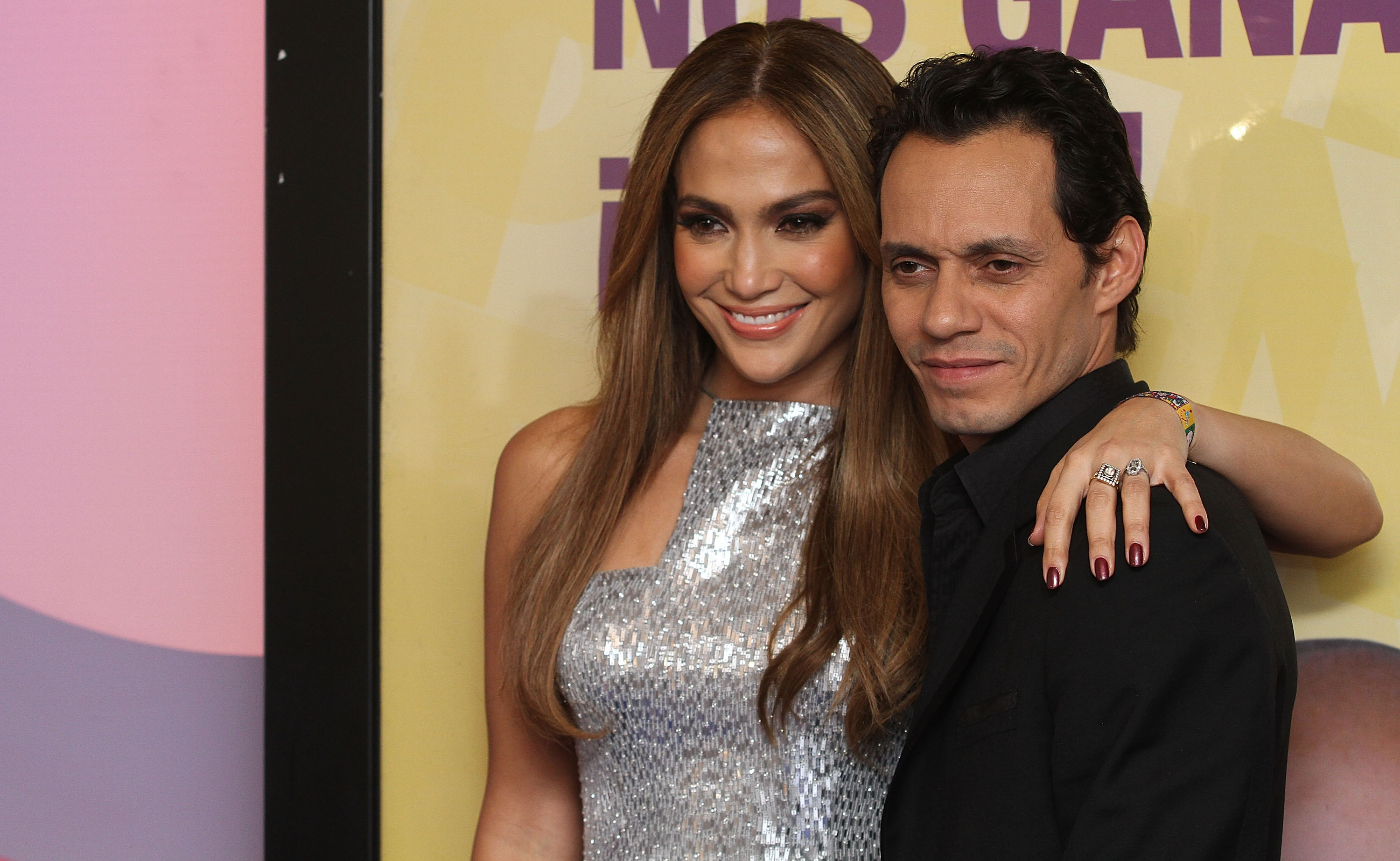 Jennifer Lopez et Marc Anthony lors d'une conférence de presse pendant l'émission télévisée Teleton 2010, le 3 décembre au Mexique. | Source : Getty Images