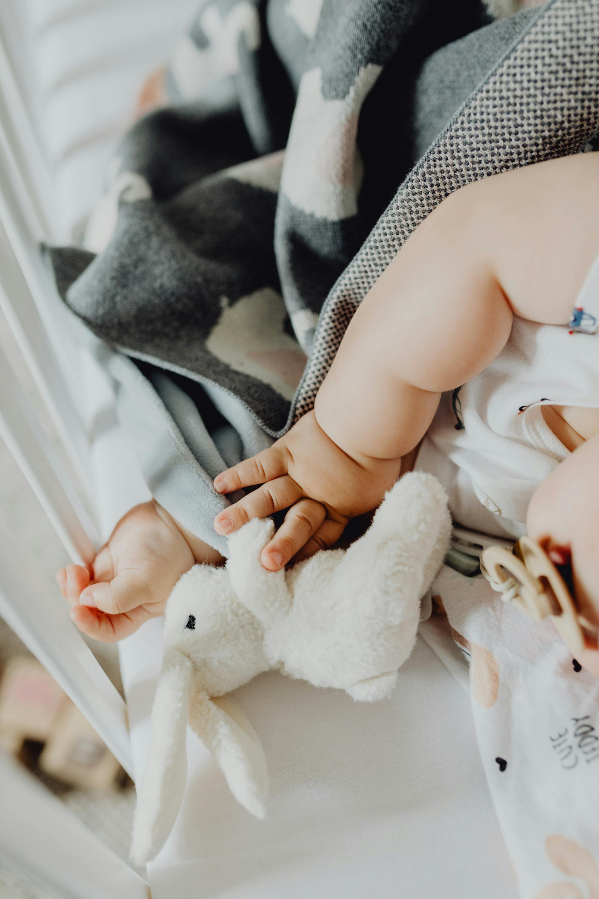 Gros plan d'un bébé couché dans un berceau | Source : Pexels