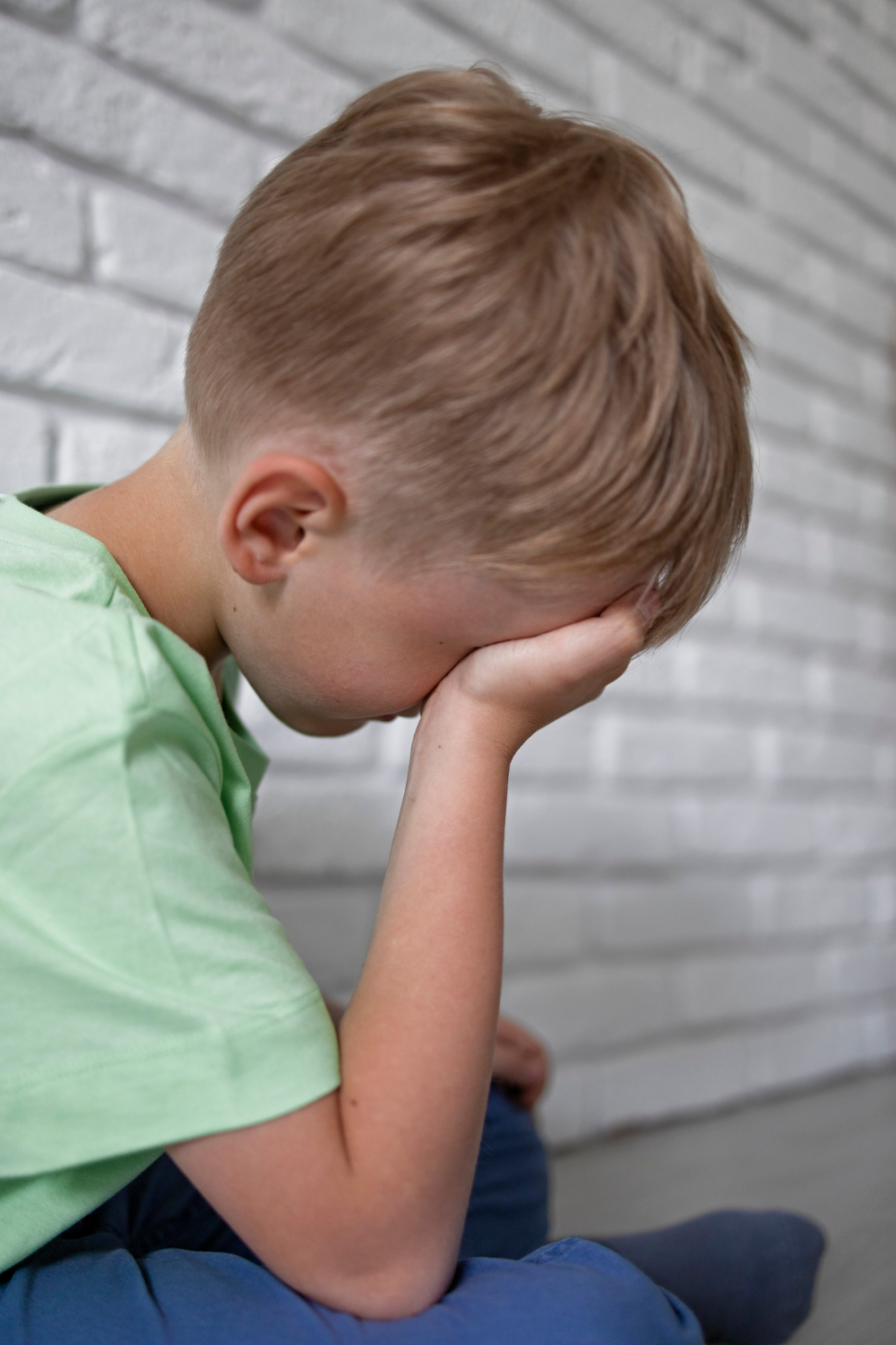 Gros plan sur un garçon triste | Source : Freepik