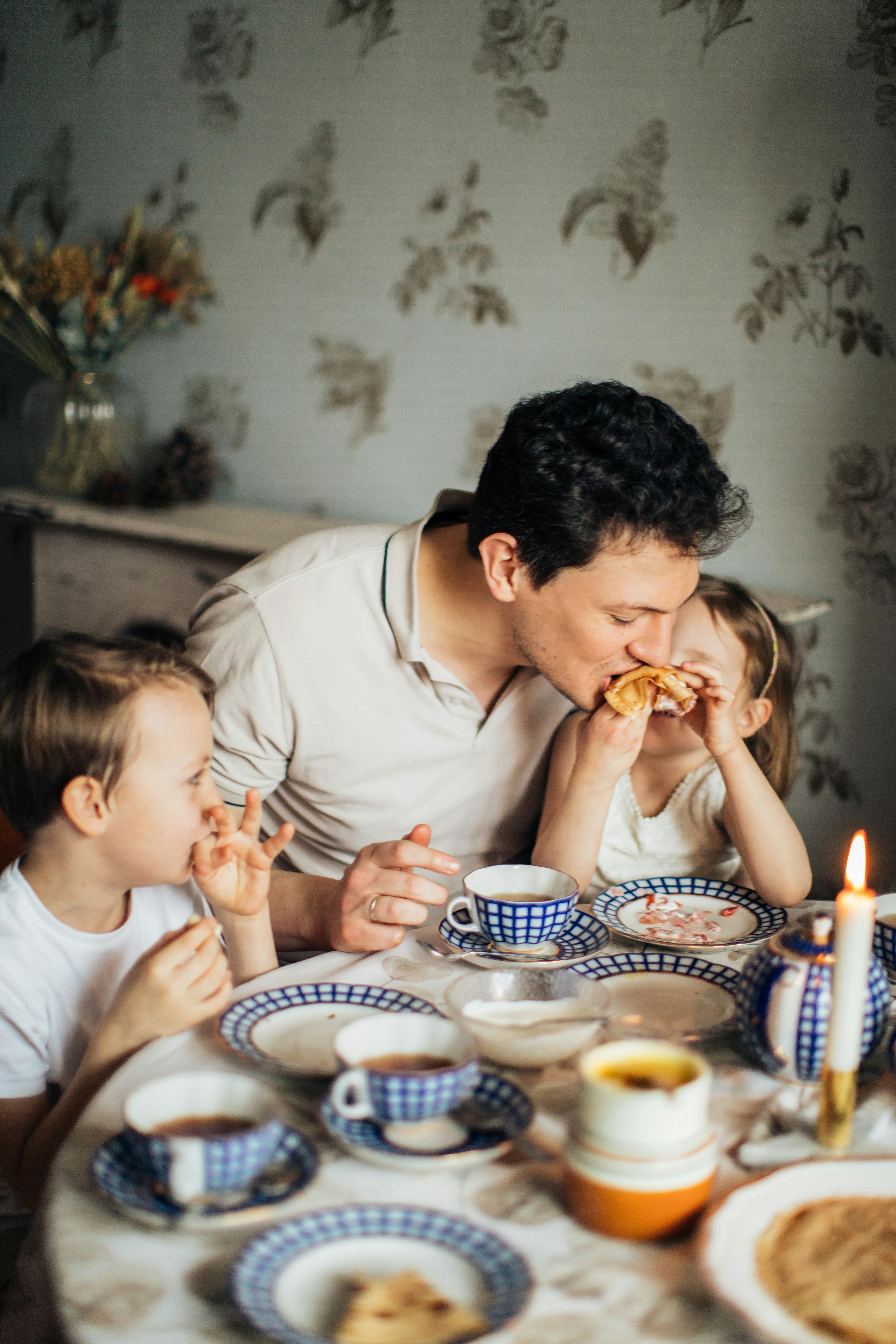 Un papa joue avec ses enfants | Source : Pexels