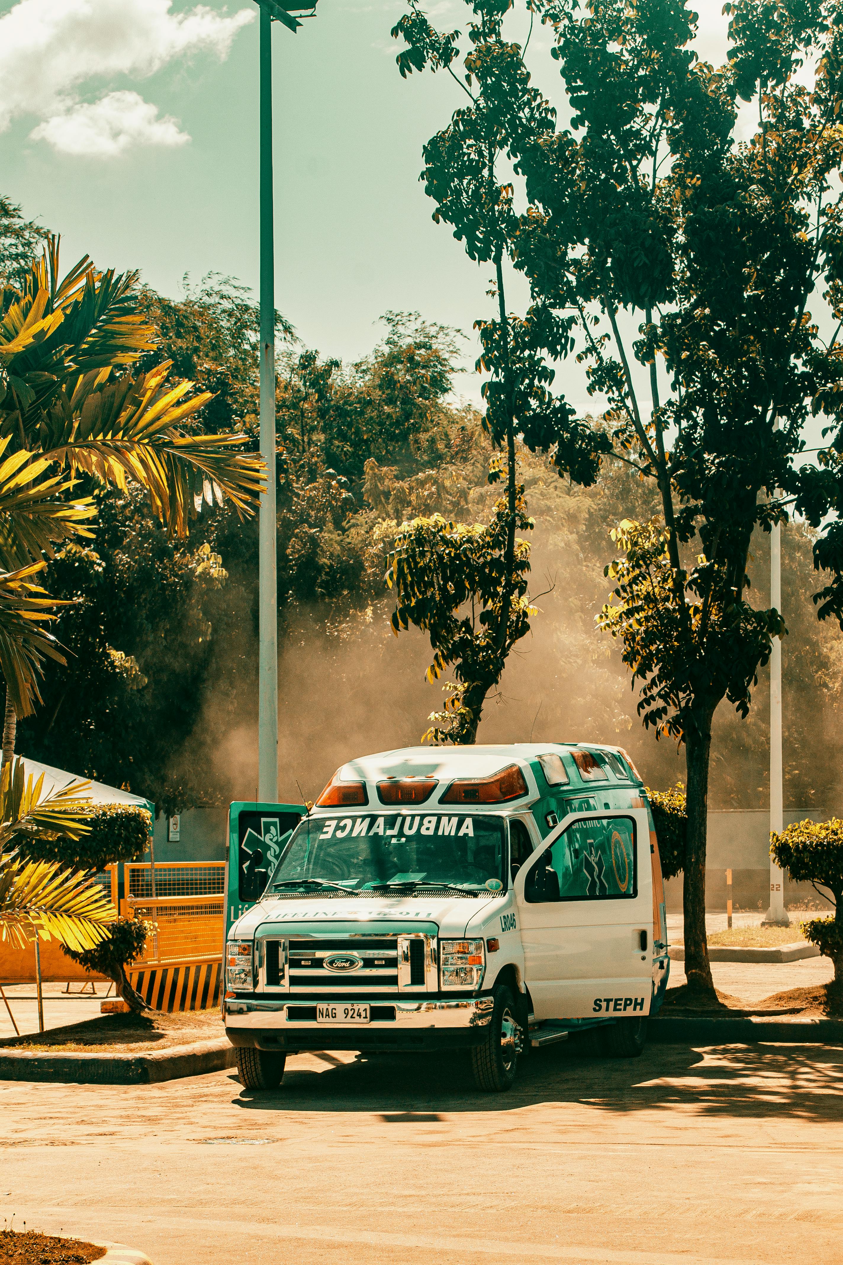 Une ambulance en stationnement | Source : Pexels